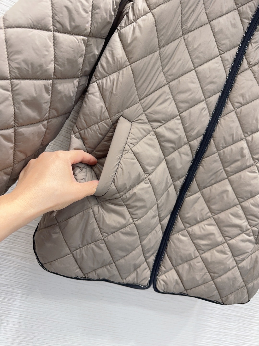 Brunello Cucinelli 370 2025FW ダウンジャケット カンフーロゴ 100%綿 ベージュ - 画像 4