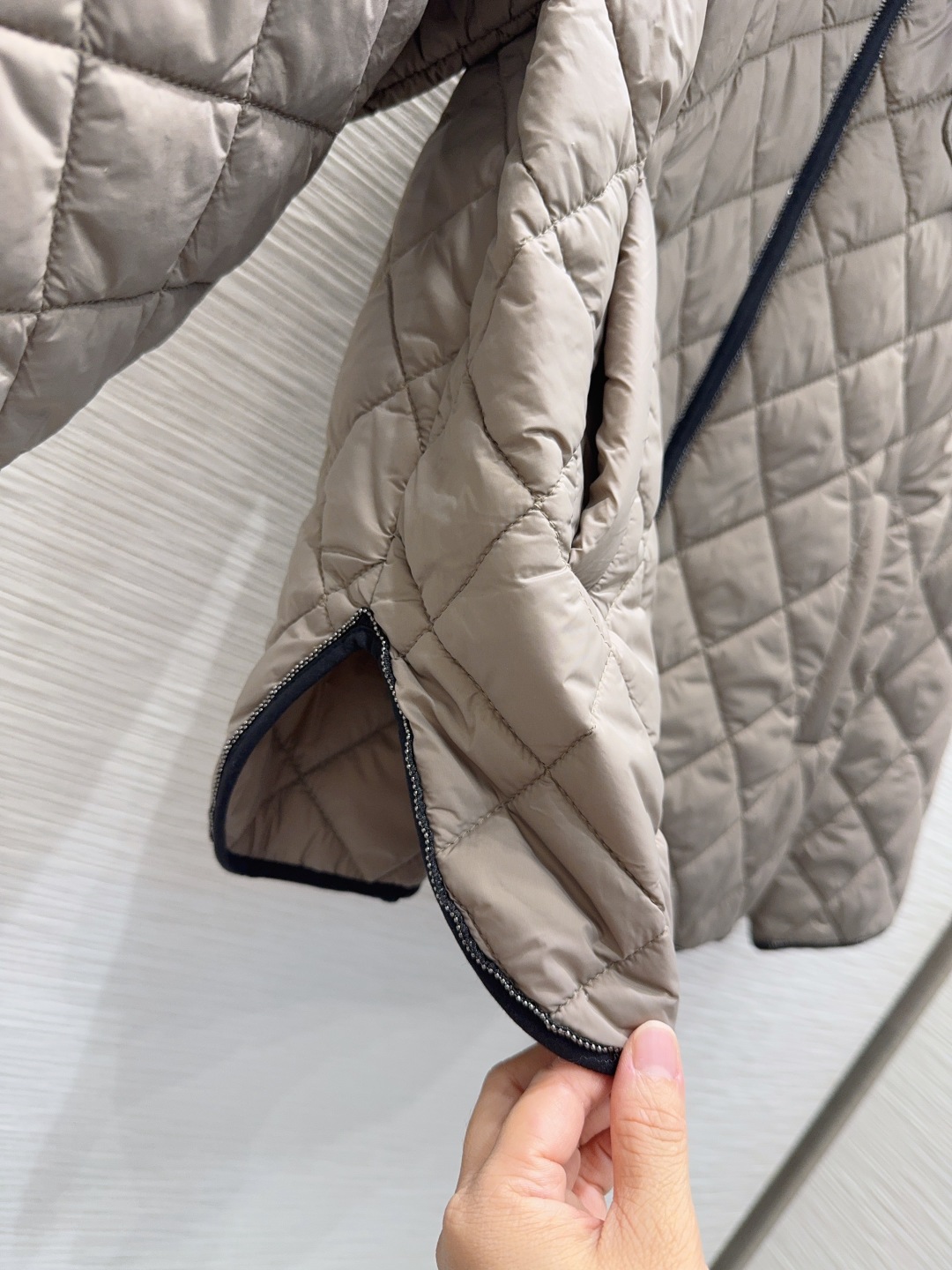 Brunello Cucinelli 370 2025FW ダウンジャケット カンフーロゴ 100%綿 ベージュ - 画像 5