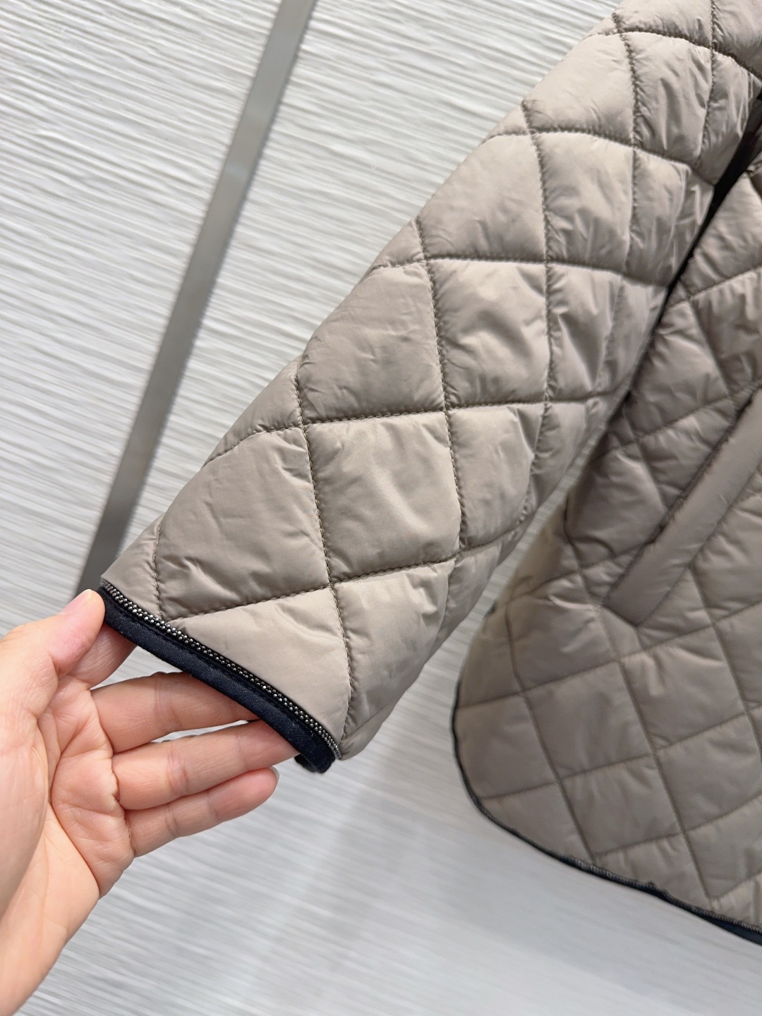 Brunello Cucinelli 370 2025FW ダウンジャケット カンフーロゴ 100%綿 ベージュ - 画像 6