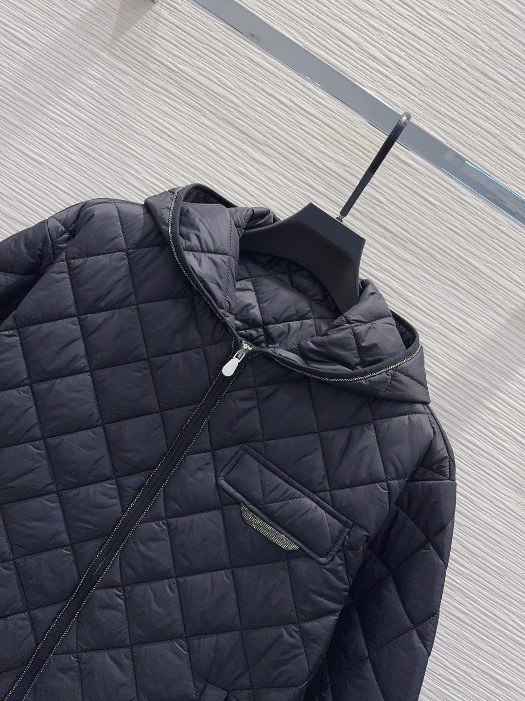 Brunello Cucinelli 370 2025FW クワッドローブ ブラック 100%綿 | メンズ フード付き クワッドステッチ ロゴパッチ ジップアップ - 画像 4