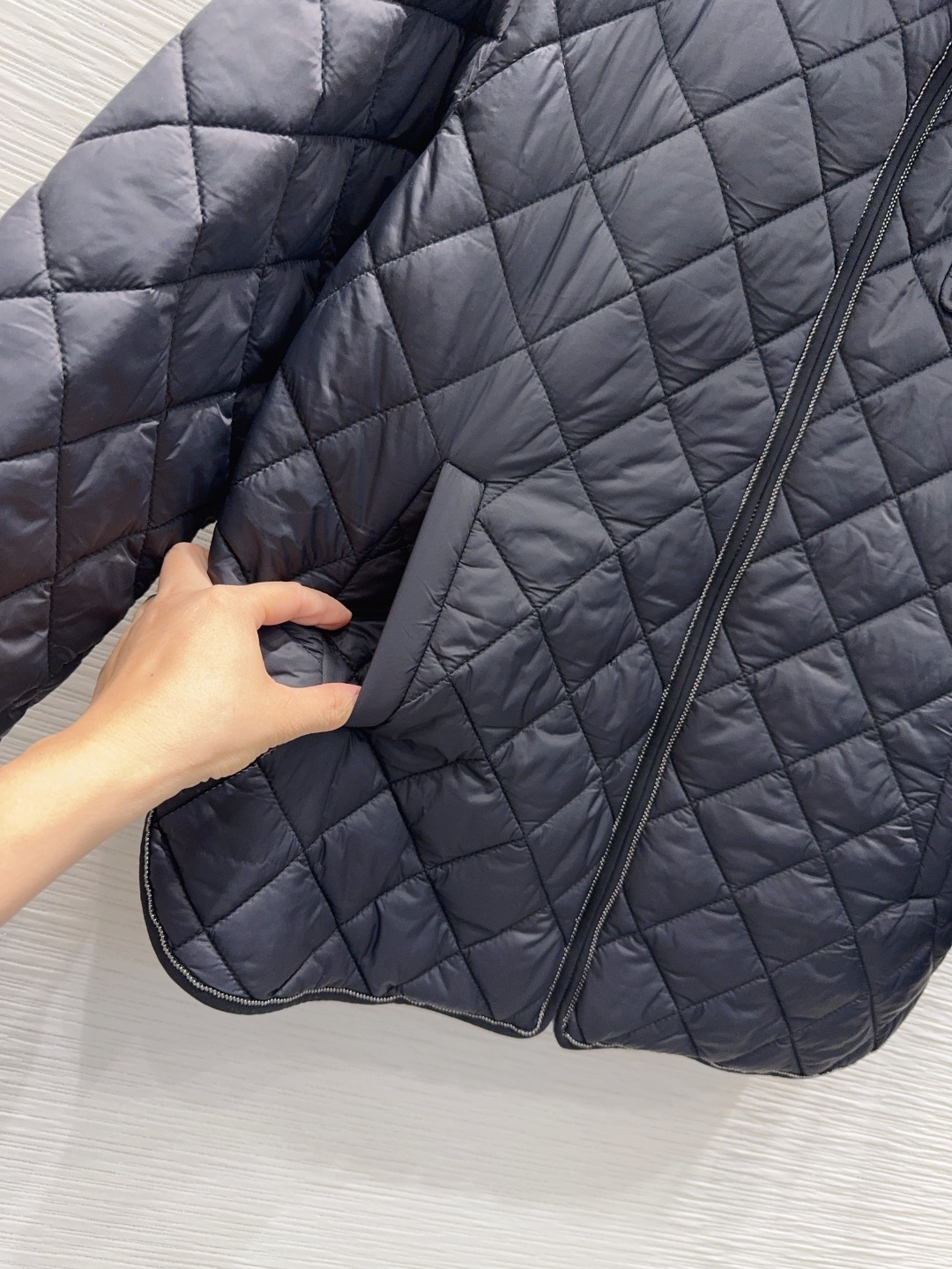 Brunello Cucinelli 370 2025FW クワッドローブ ブラック 100%綿 | メンズ フード付き クワッドステッチ ロゴパッチ ジップアップ - 画像 5