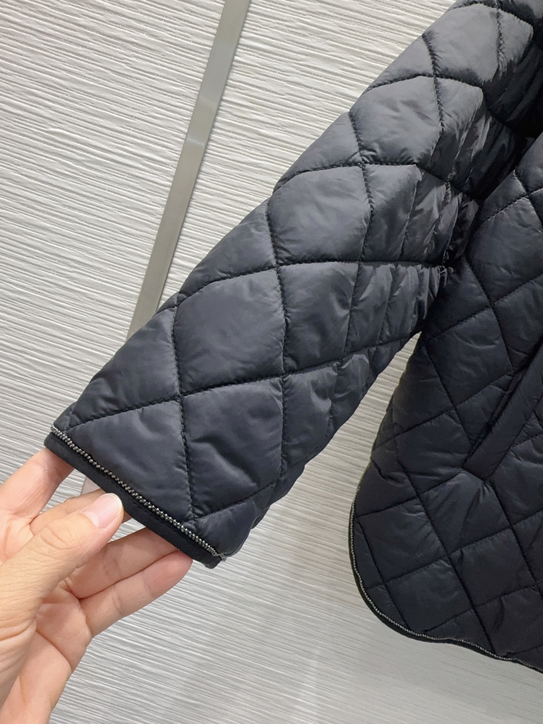 Brunello Cucinelli 370 2025FW クワッドローブ ブラック 100%綿 | メンズ フード付き クワッドステッチ ロゴパッチ ジップアップ - 画像 6