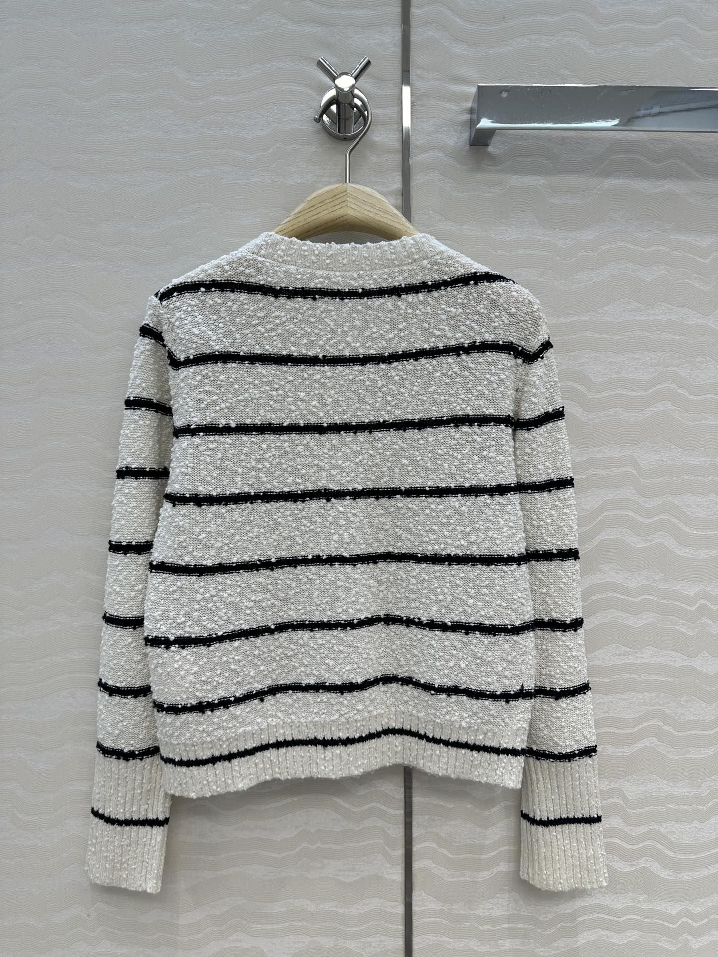 MissDio 370 ネイビーストライプ レディース カーディガン | ホワイト/ブラック ソフトニット素材 - 画像 9