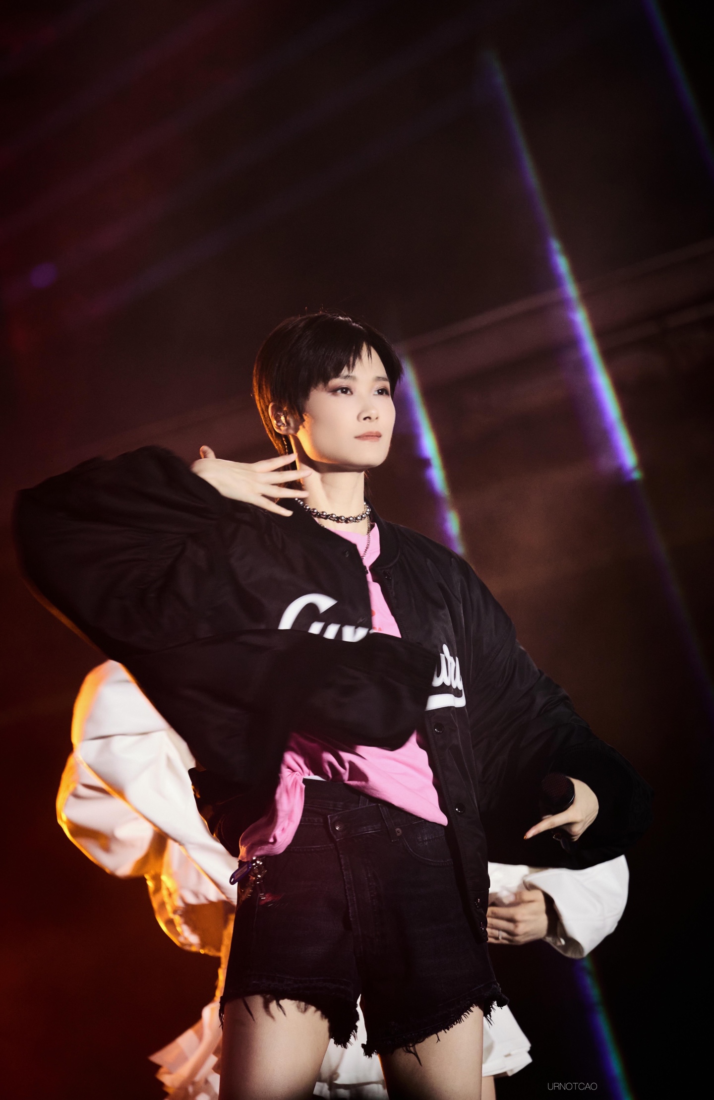 Balenciga 390 25FW フライトジャケット ブラック オーバーサイズ ロゴ刺繍 男女兼用 | 紳士用コート ブラック シルク素材 裏起毛 3Dポケット 紐ボタン開閉 - 画像 3