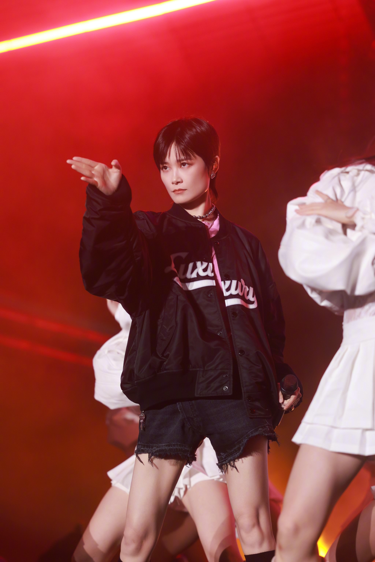 Balenciga 390 25FW フライトジャケット ブラック オーバーサイズ ロゴ刺繍 男女兼用 | 紳士用コート ブラック シルク素材 裏起毛 3Dポケット 紐ボタン開閉 - 画像 5