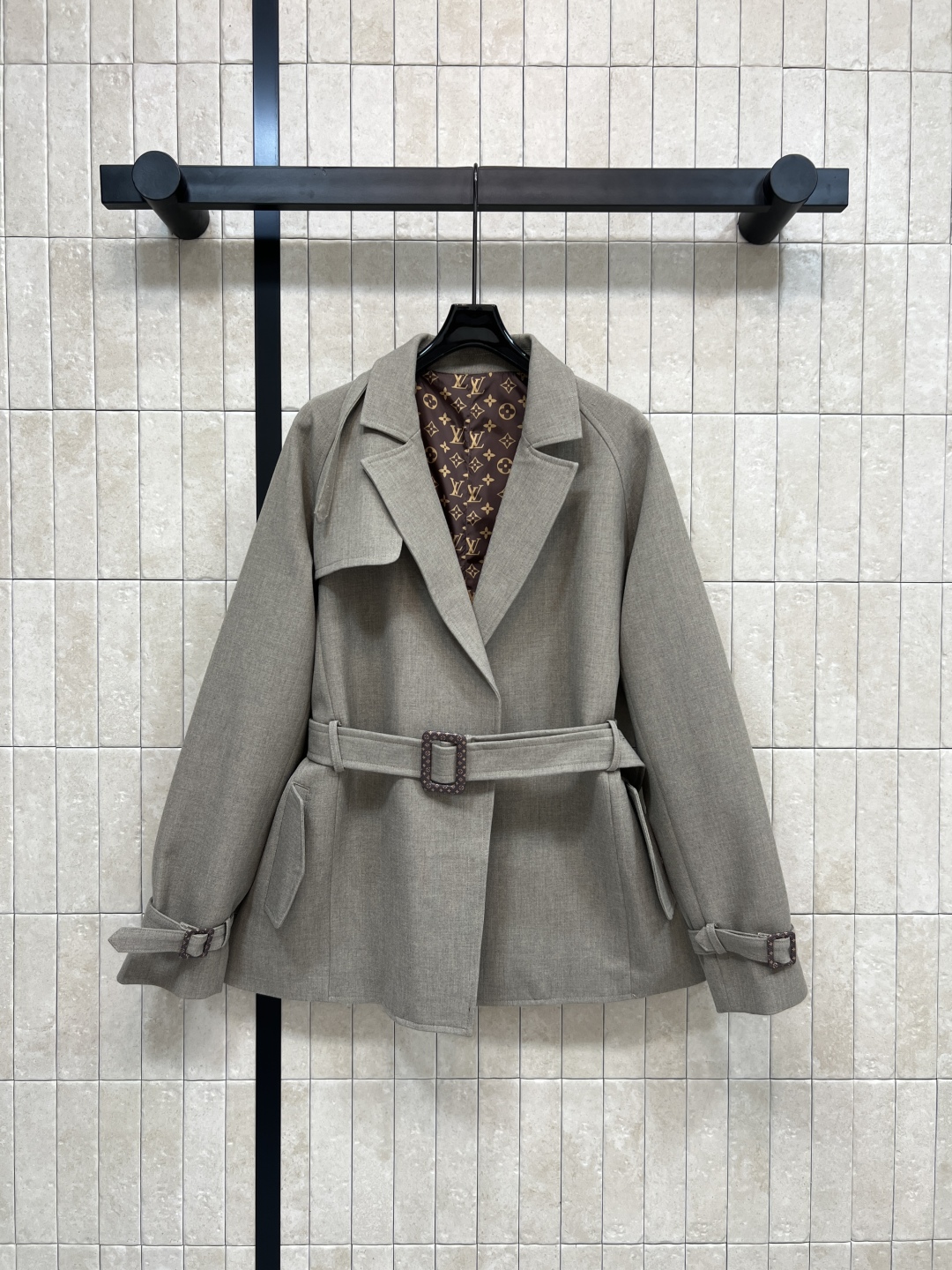 400 Lou家 25秋冬 新作 ベルト付きショートコート グレー ポリエステル92% リブ裏地付き - 画像 1