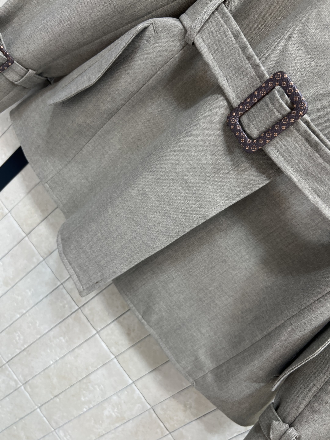 400 Lou家 25秋冬 新作 ベルト付きショートコート グレー ポリエステル92% リブ裏地付き - 画像 3