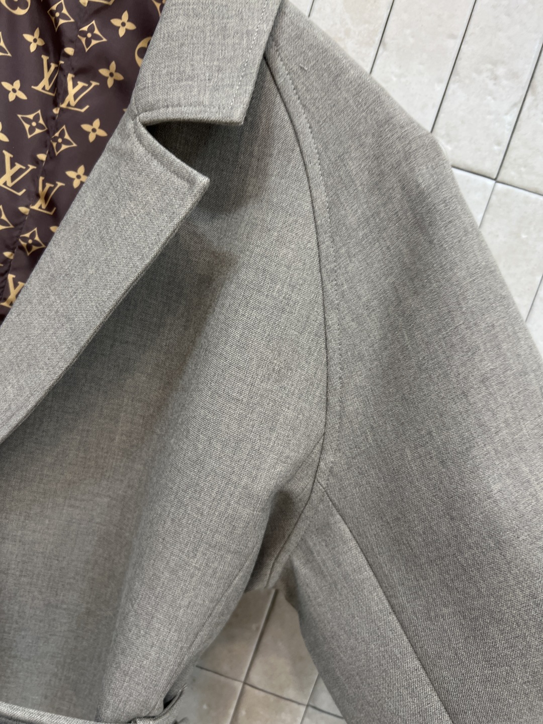 400 Lou家 25秋冬 新作 ベルト付きショートコート グレー ポリエステル92% リブ裏地付き - 画像 4