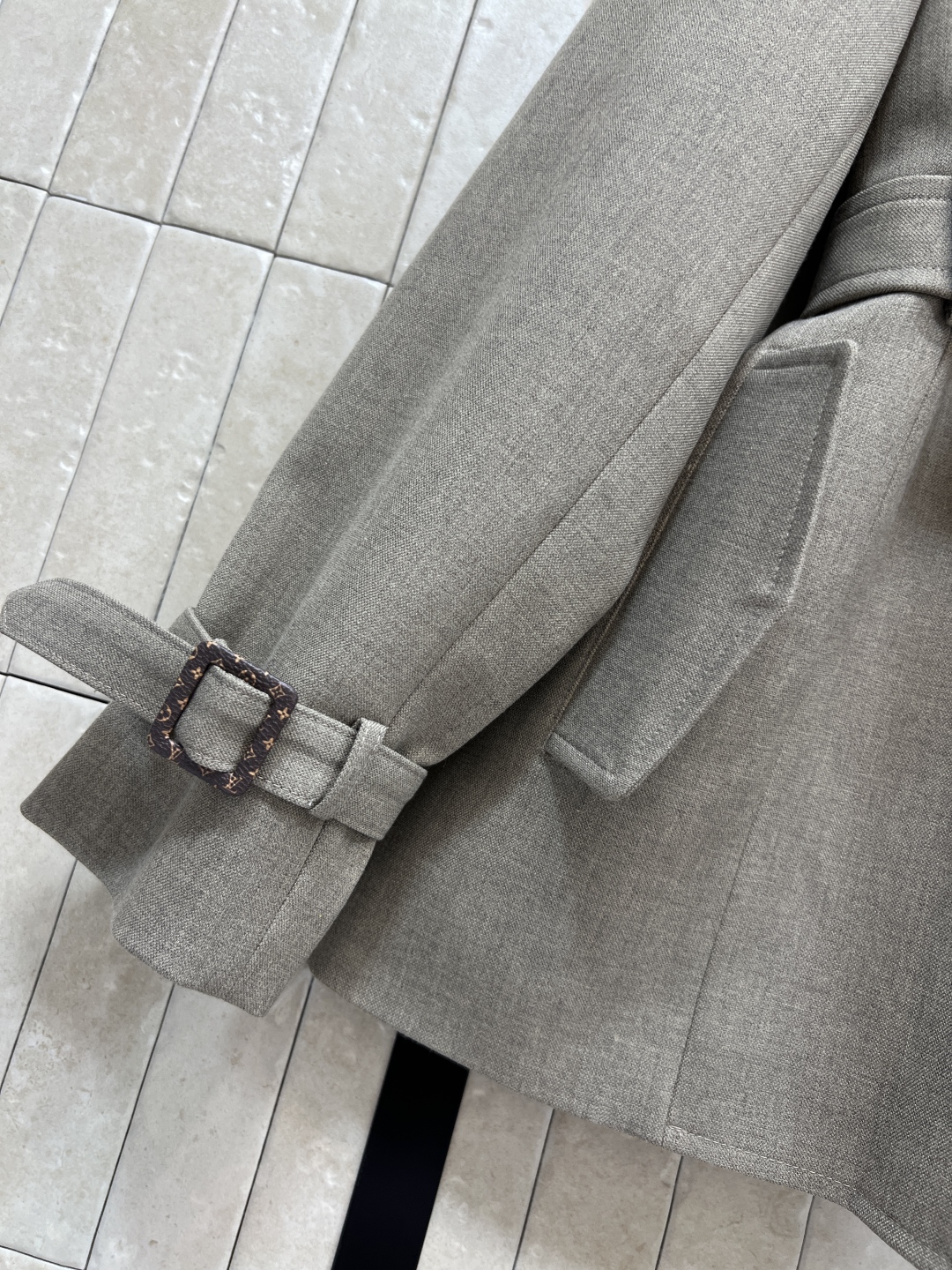 400 Lou家 25秋冬 新作 ベルト付きショートコート グレー ポリエステル92% リブ裏地付き - 画像 5