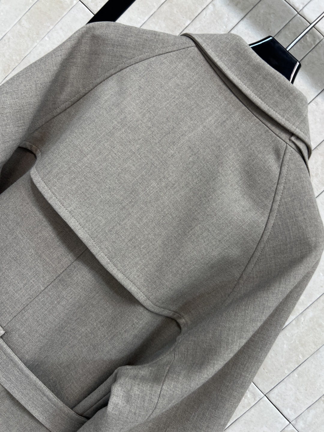 400 Lou家 25秋冬 新作 ベルト付きショートコート グレー ポリエステル92% リブ裏地付き - 画像 8