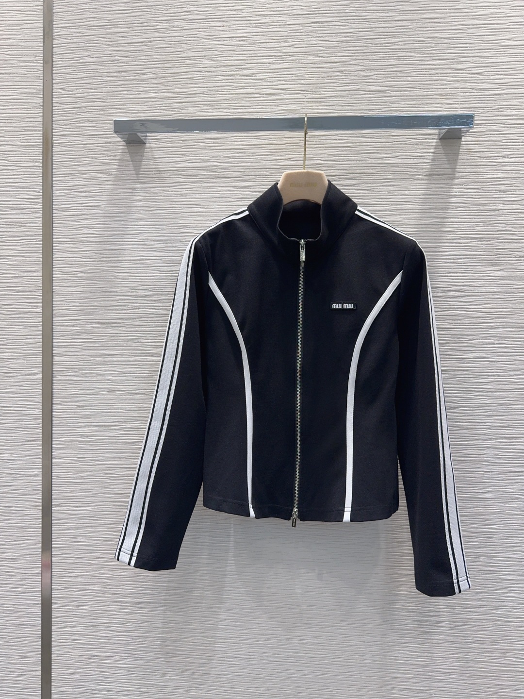 Miu Miu 410 オフショルダー ブラック リブ生地 ファッション スポーツウェア セットアップ 2025 秋冬 新作 オーガニックコットン 3WAY レディース ジャケット パンツ 合体 - 画像 2