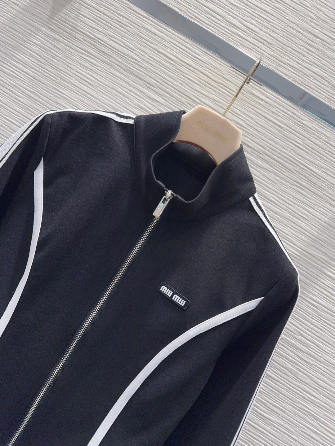 Miu Miu 410 オフショルダー ブラック リブ生地 ファッション スポーツウェア セットアップ 2025 秋冬 新作 オーガニックコットン 3WAY レディース ジャケット パンツ 合体 - 画像 3