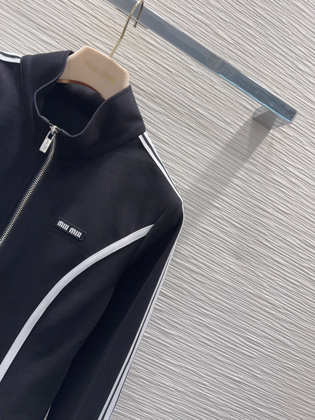Miu Miu 410 オフショルダー ブラック リブ生地 ファッション スポーツウェア セットアップ 2025 秋冬 新作 オーガニックコットン 3WAY レディース ジャケット パンツ 合体 - 画像 4