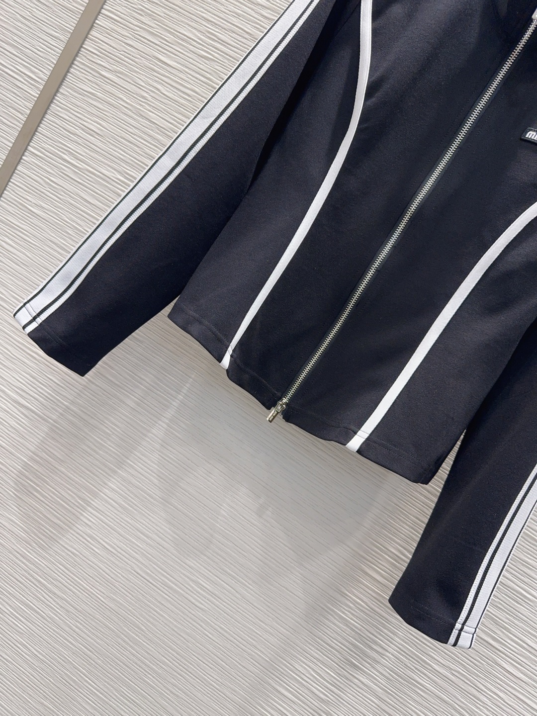 Miu Miu 410 オフショルダー ブラック リブ生地 ファッション スポーツウェア セットアップ 2025 秋冬 新作 オーガニックコットン 3WAY レディース ジャケット パンツ 合体 - 画像 5