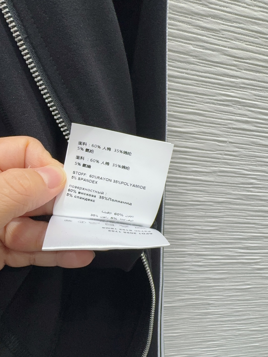 Miu Miu 410 オフショルダー ブラック リブ生地 ファッション スポーツウェア セットアップ 2025 秋冬 新作 オーガニックコットン 3WAY レディース ジャケット パンツ 合体 - 画像 7