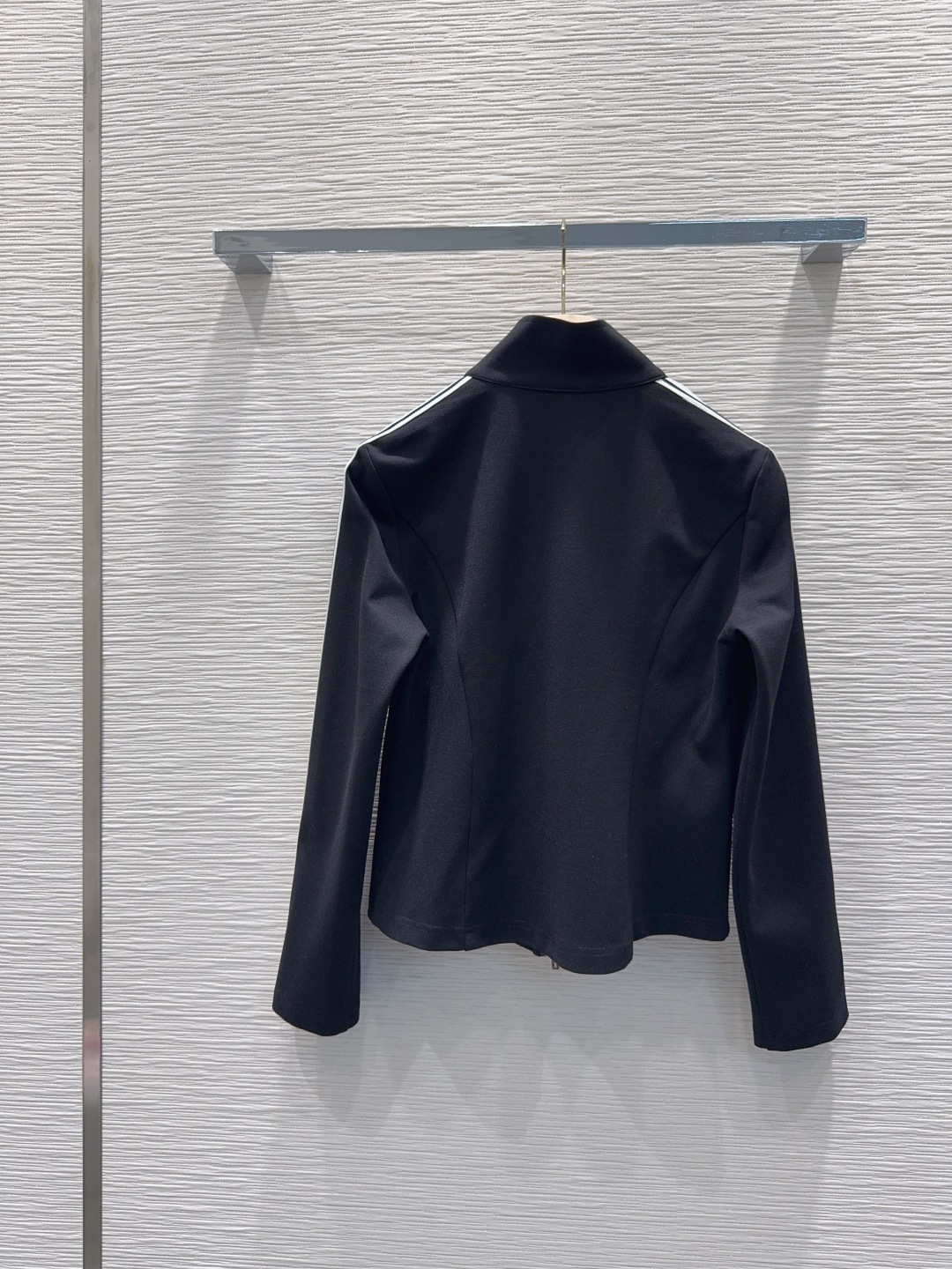 Miu Miu 410 オフショルダー ブラック リブ生地 ファッション スポーツウェア セットアップ 2025 秋冬 新作 オーガニックコットン 3WAY レディース ジャケット パンツ 合体 - 画像 9