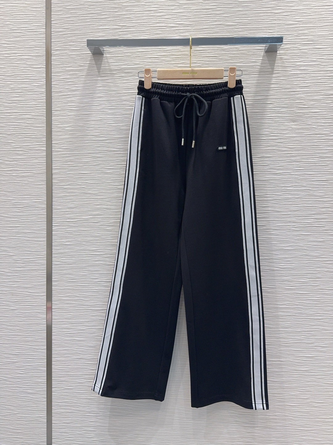 Miu Miu 410 2025秋冬 ブラック 高級感運動トレーナー ロゴ入り 3WAY 2WAY 黒 360 - 画像 2