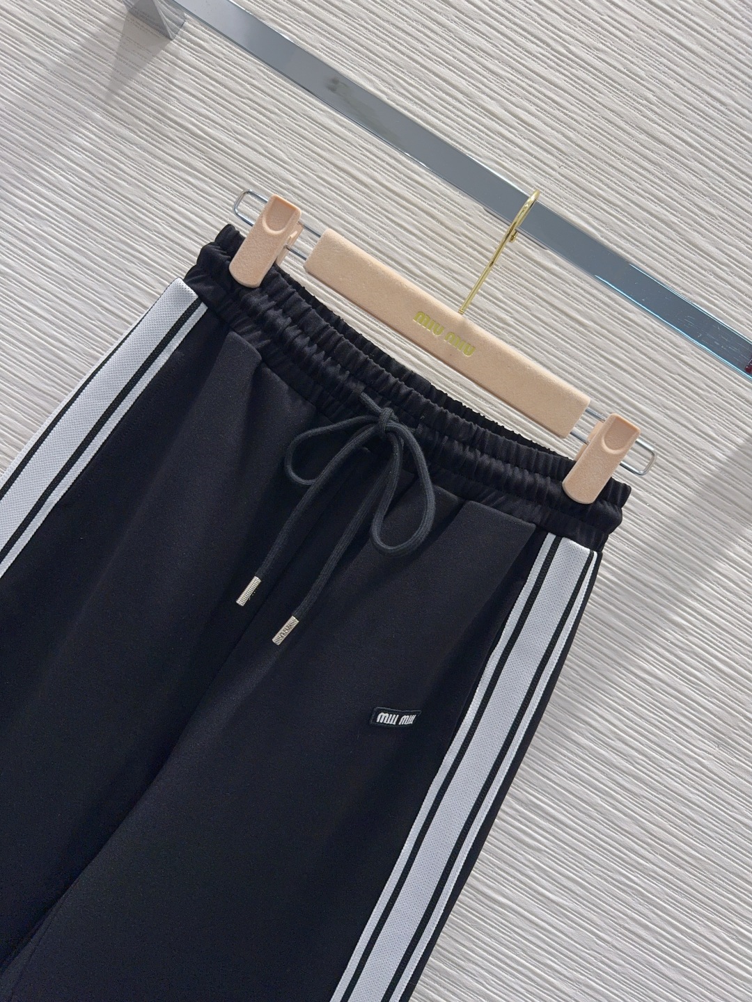 Miu Miu 410 2025秋冬 ブラック 高級感運動トレーナー ロゴ入り 3WAY 2WAY 黒 360 - 画像 3