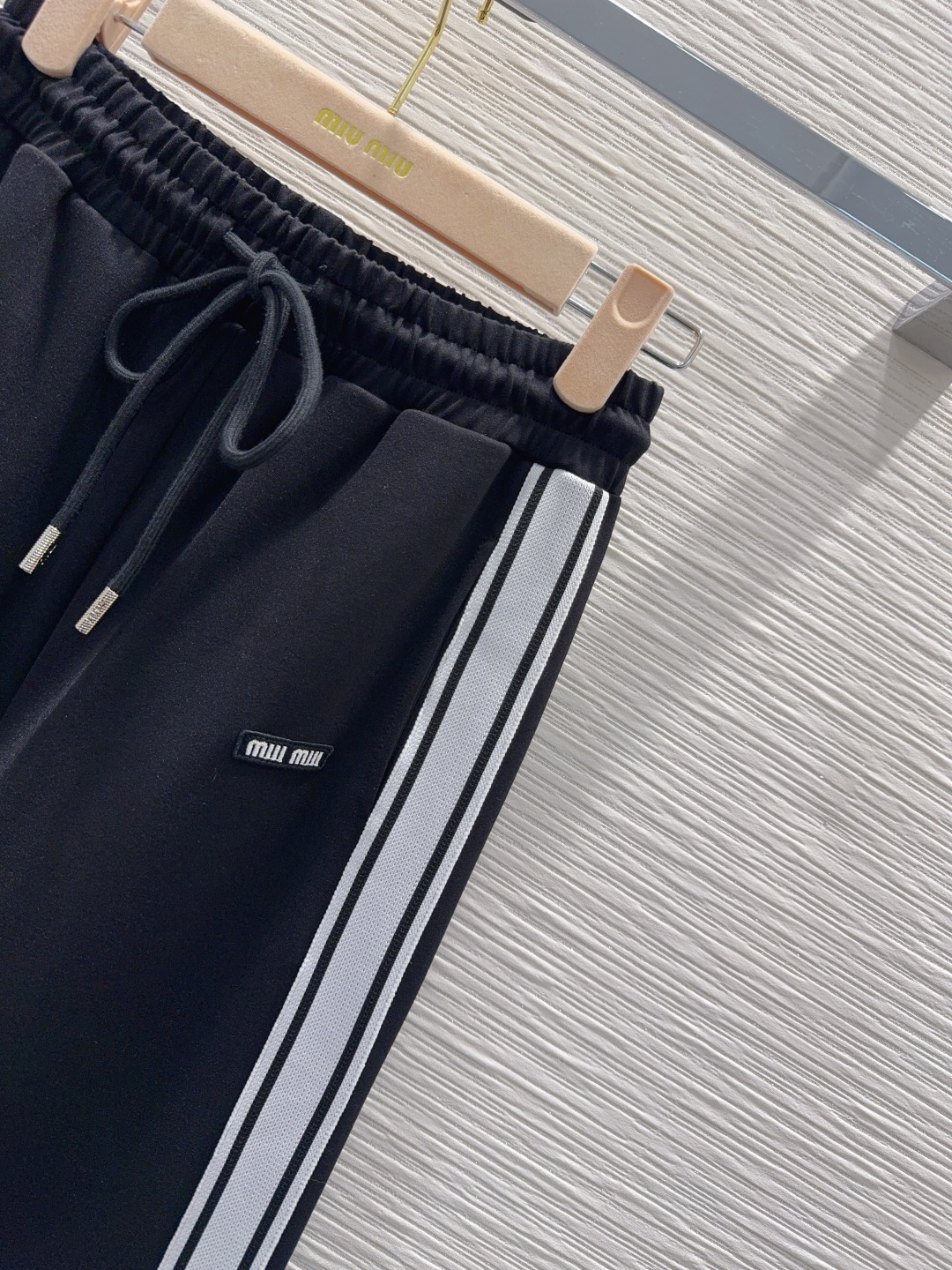 Miu Miu 410 2025秋冬 ブラック 高級感運動トレーナー ロゴ入り 3WAY 2WAY 黒 360 - 画像 4