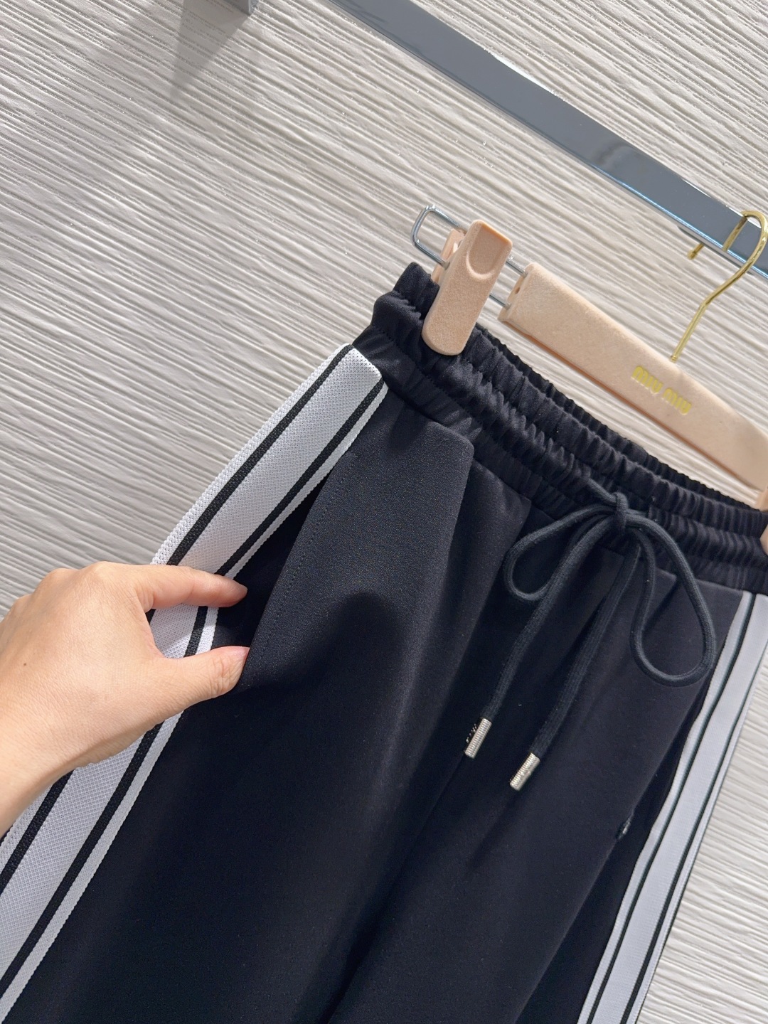 Miu Miu 410 2025秋冬 ブラック 高級感運動トレーナー ロゴ入り 3WAY 2WAY 黒 360 - 画像 8