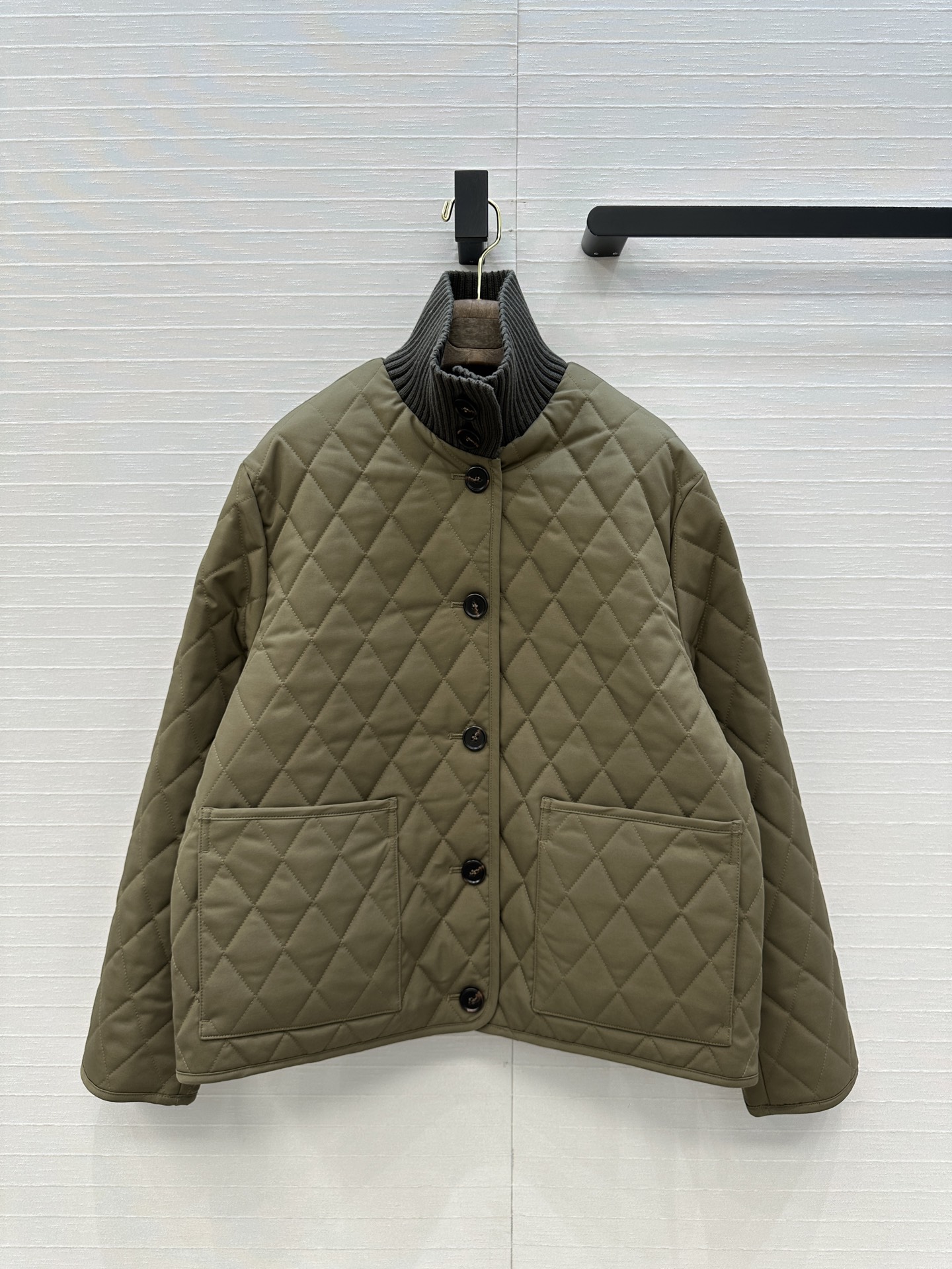 430 LP ダウンジャケット | ダイヤモンド柄 リブ首 ハイネック カーキ - 画像 1