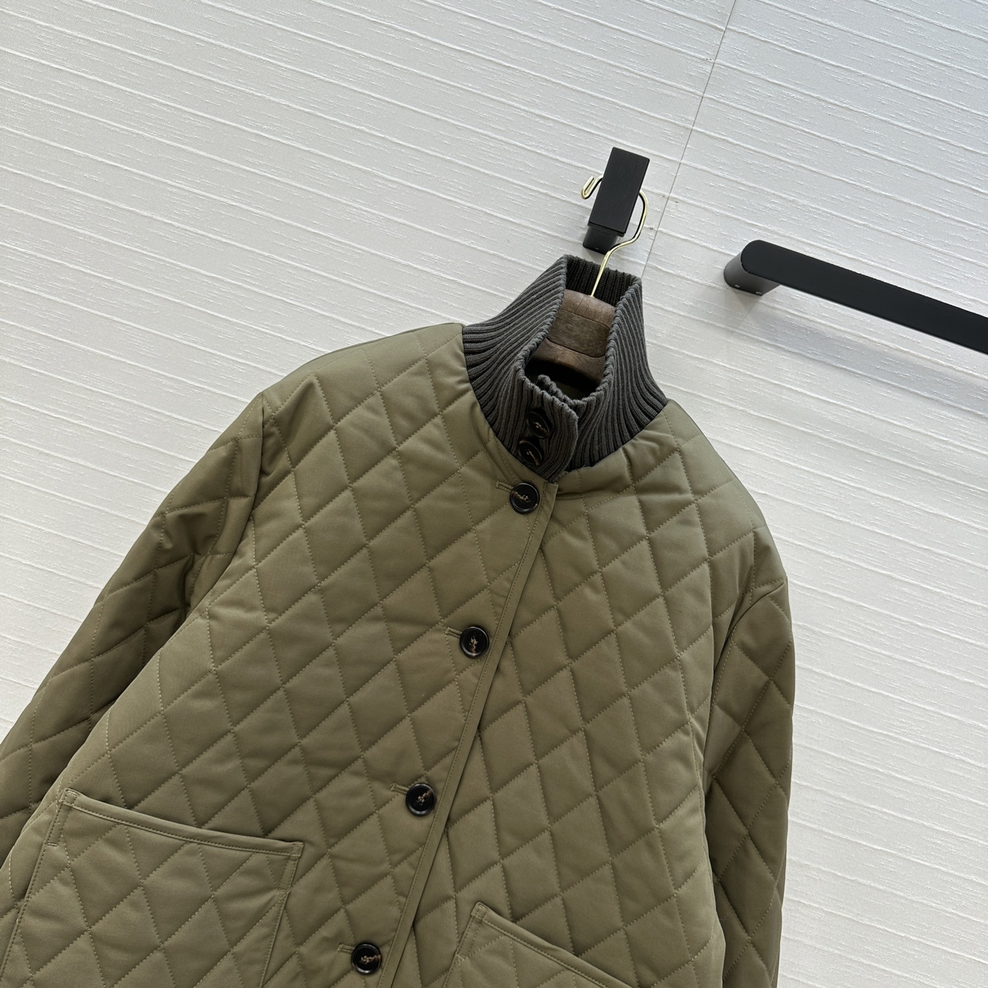 430 LP ダウンジャケット | ダイヤモンド柄 リブ首 ハイネック カーキ - 画像 2