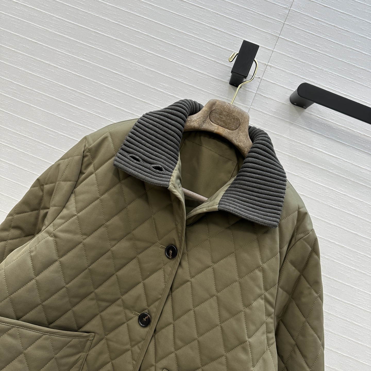 430 LP ダウンジャケット | ダイヤモンド柄 リブ首 ハイネック カーキ - 画像 4