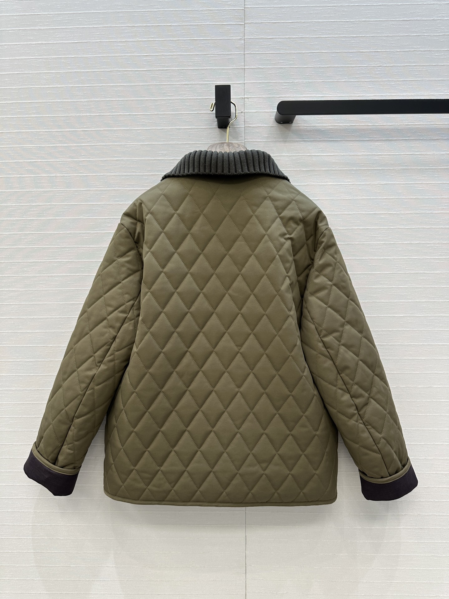 430 LP ダウンジャケット | ダイヤモンド柄 リブ首 ハイネック カーキ - 画像 9