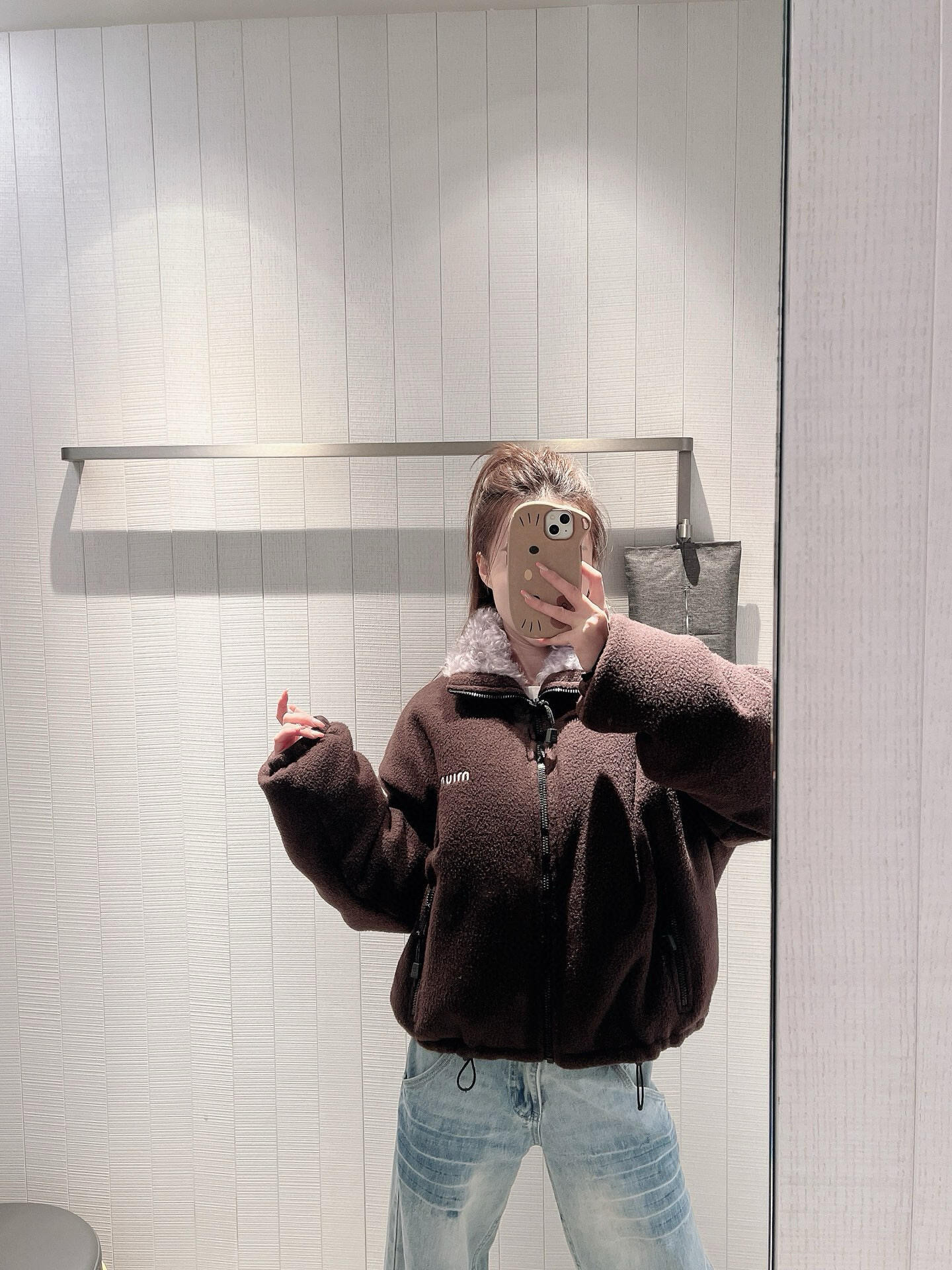 Miumi 440 25Fw 秋冬 新作 微標 毛皮襟 ファージュ ダウンジャケット ブラウン - 画像 4