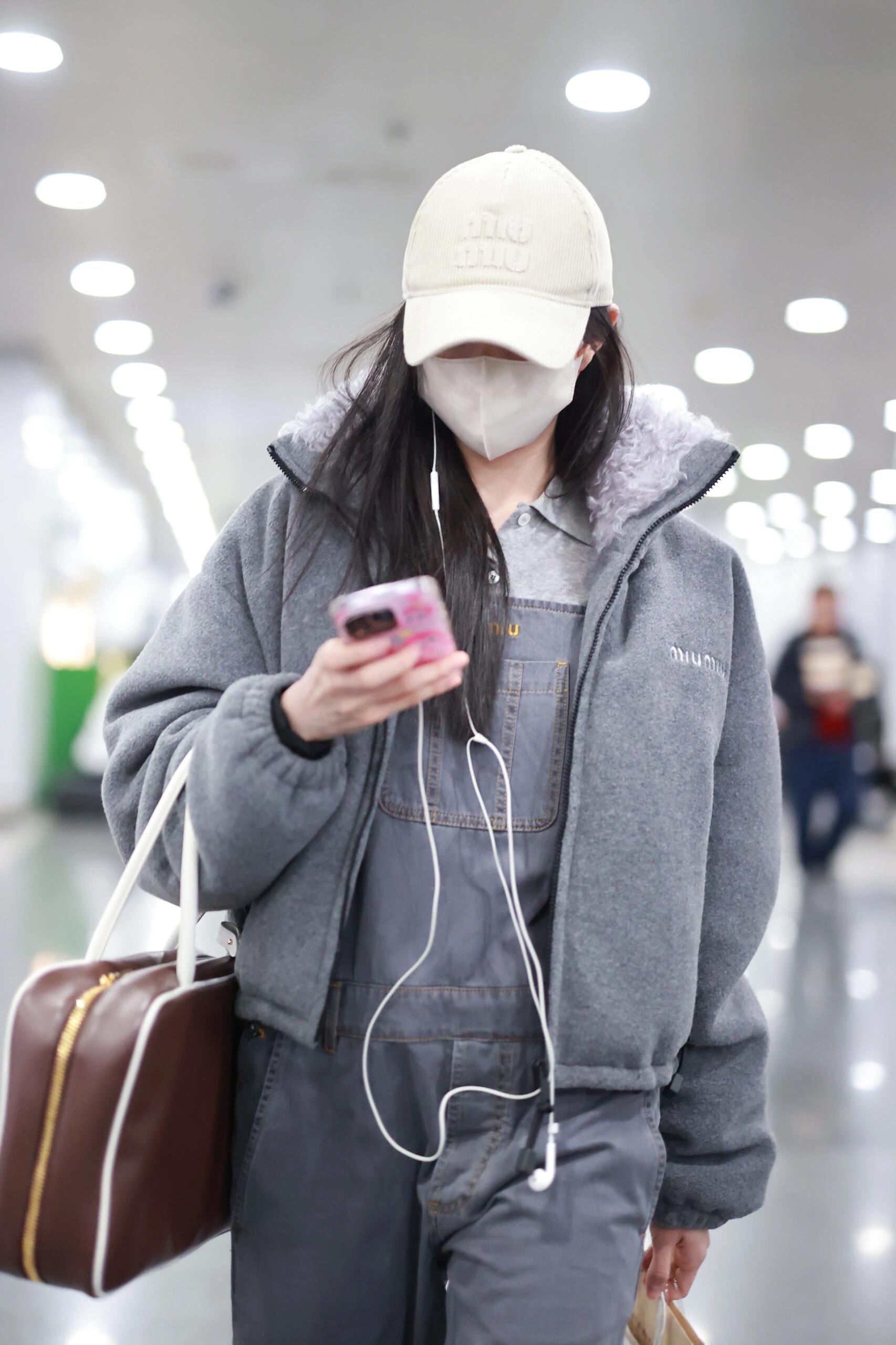 Miumi 440 25Fw 秋冬 ロゴ入り 羊羔毛立領 90白 duck down グレー - 画像 3