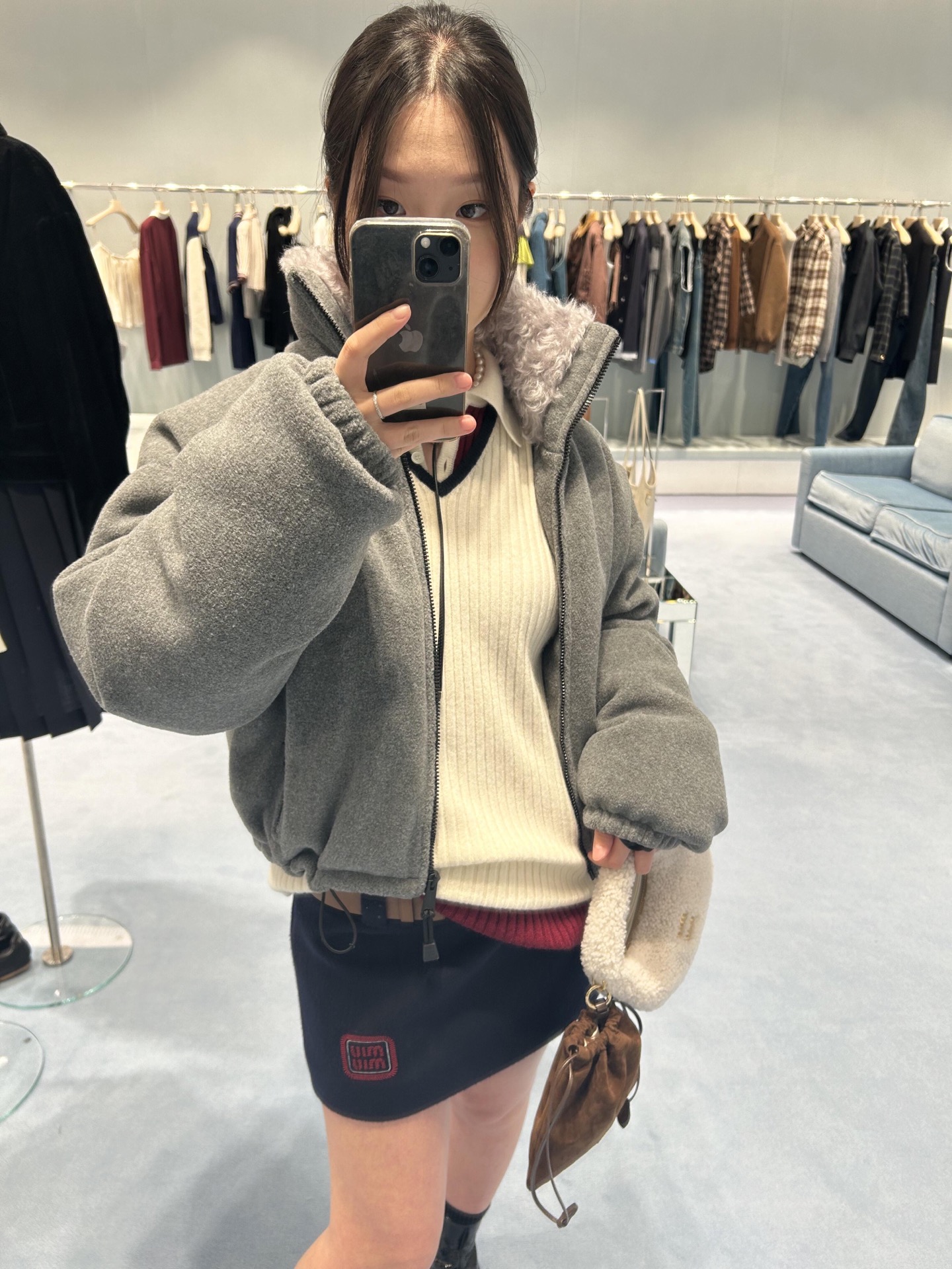 Miumi 440 25Fw 秋冬 ロゴ入り 羊羔毛立領 90白 duck down グレー - 画像 9