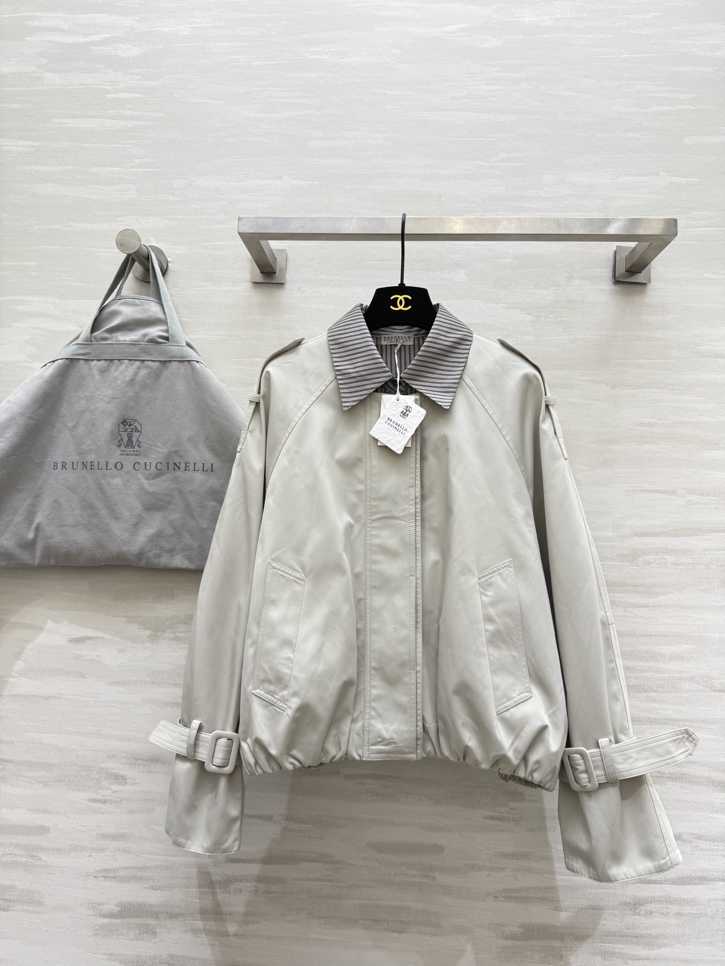 BRUNELLO CUCINELLI 440 ポリエステル バルーンシルエット ロング丈 ストライプ襟 | グレー - 画像 1