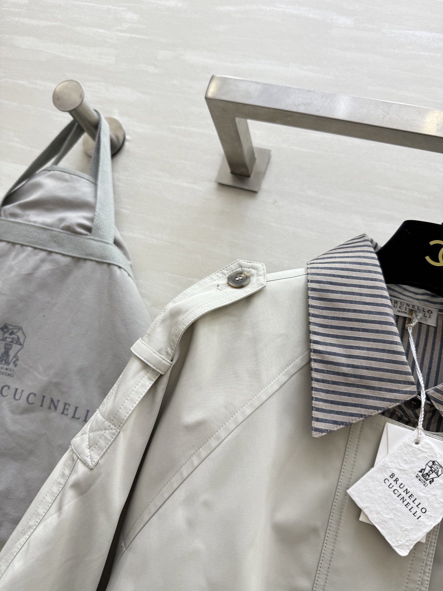 BRUNELLO CUCINELLI 440 ポリエステル バルーンシルエット ロング丈 ストライプ襟 | グレー - 画像 2