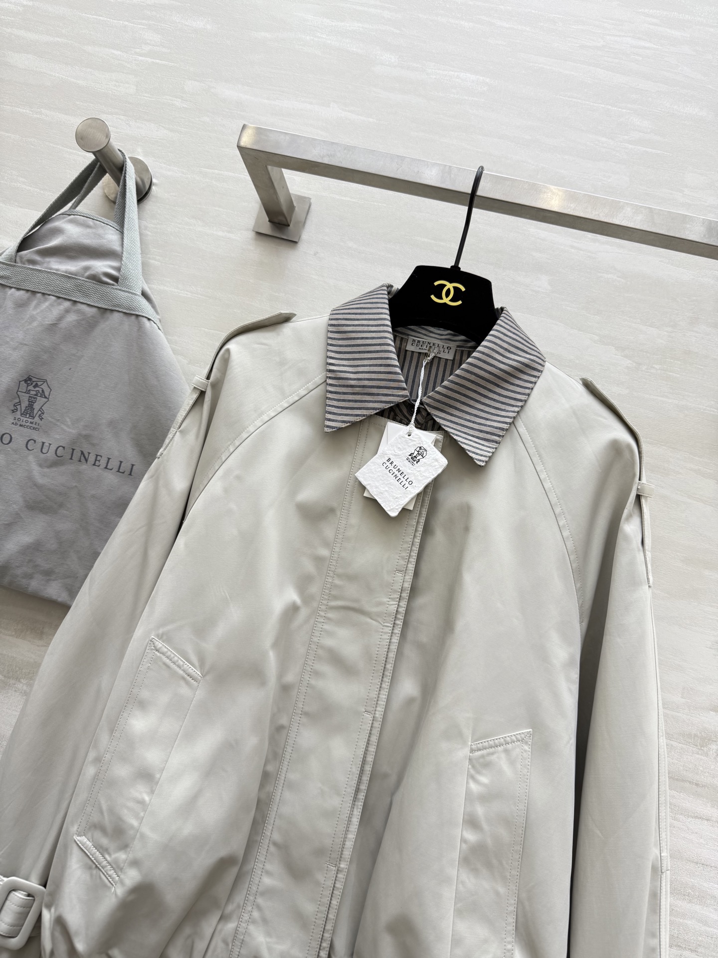 BRUNELLO CUCINELLI 440 ポリエステル バルーンシルエット ロング丈 ストライプ襟 | グレー - 画像 3