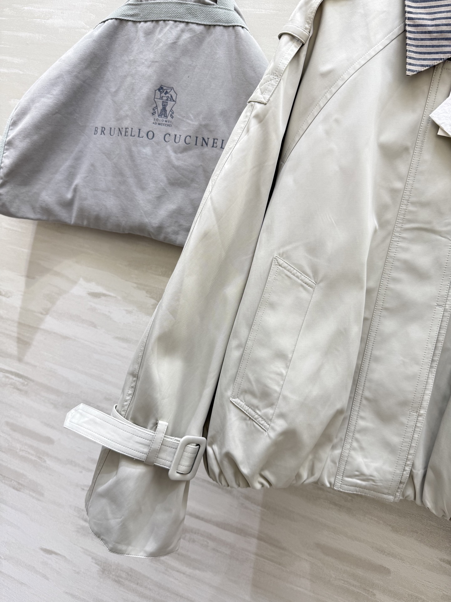 BRUNELLO CUCINELLI 440 ポリエステル バルーンシルエット ロング丈 ストライプ襟 | グレー - 画像 4