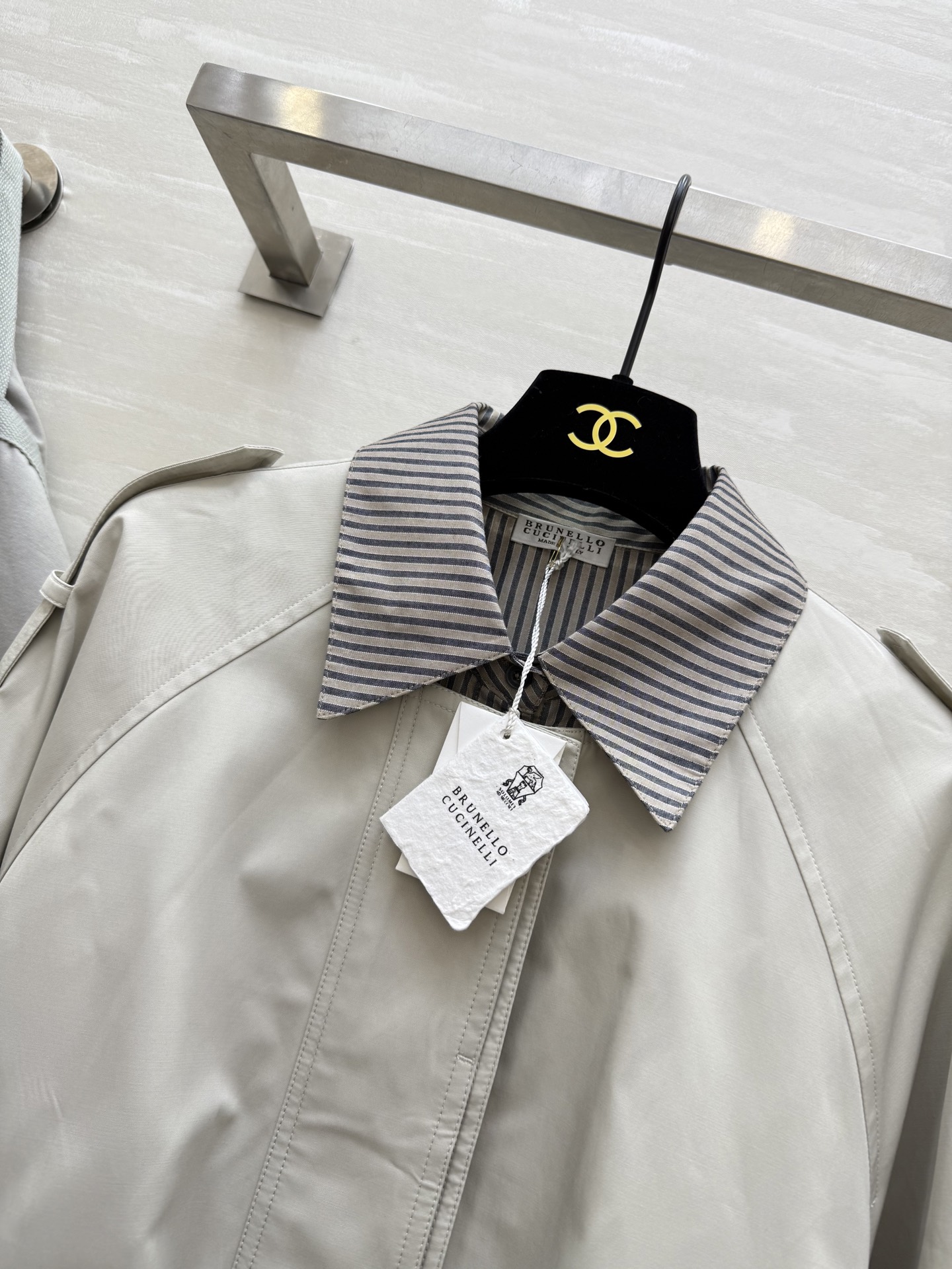 BRUNELLO CUCINELLI 440 ポリエステル バルーンシルエット ロング丈 ストライプ襟 | グレー - 画像 5