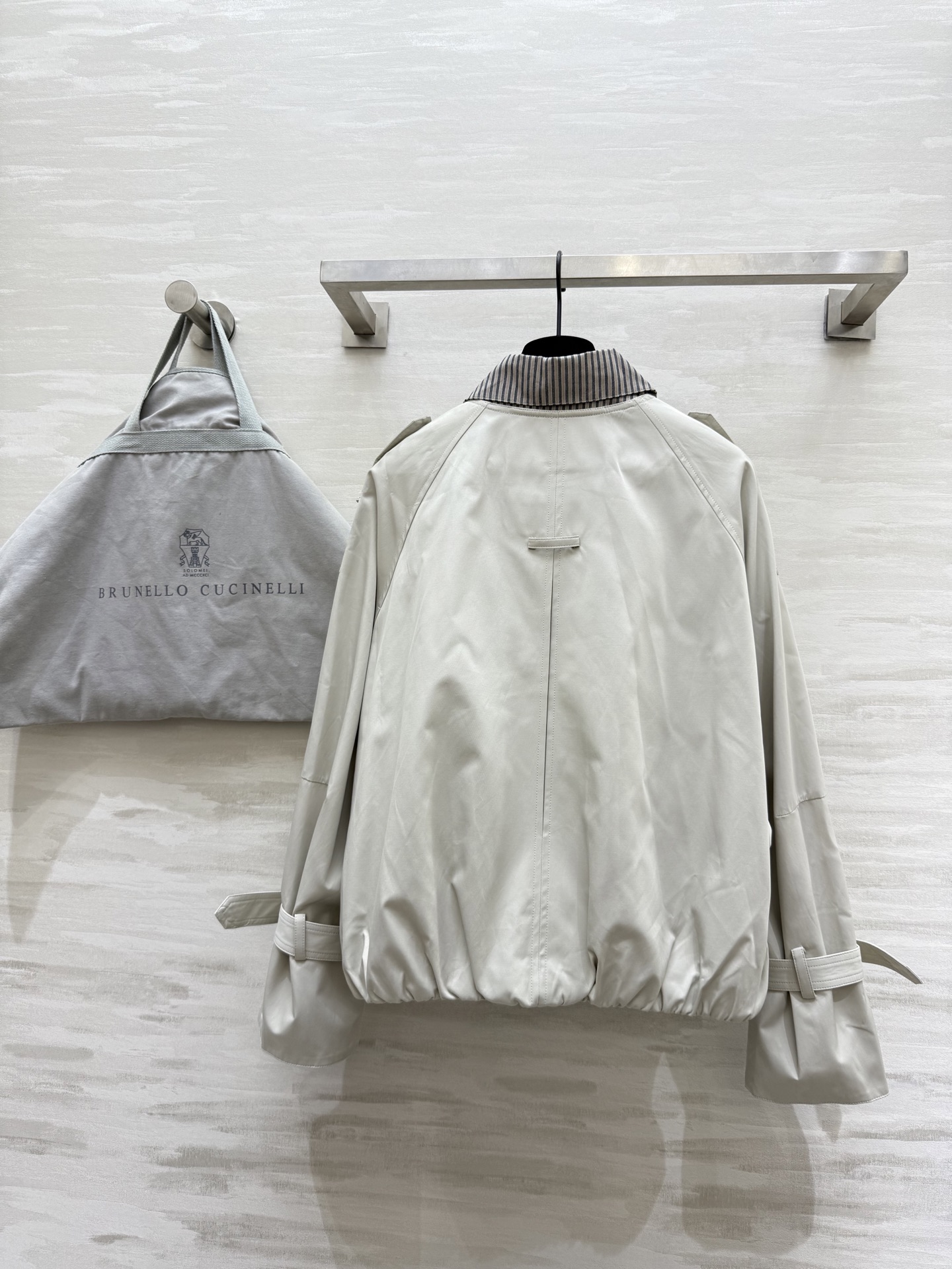 BRUNELLO CUCINELLI 440 ポリエステル バルーンシルエット ロング丈 ストライプ襟 | グレー - 画像 6