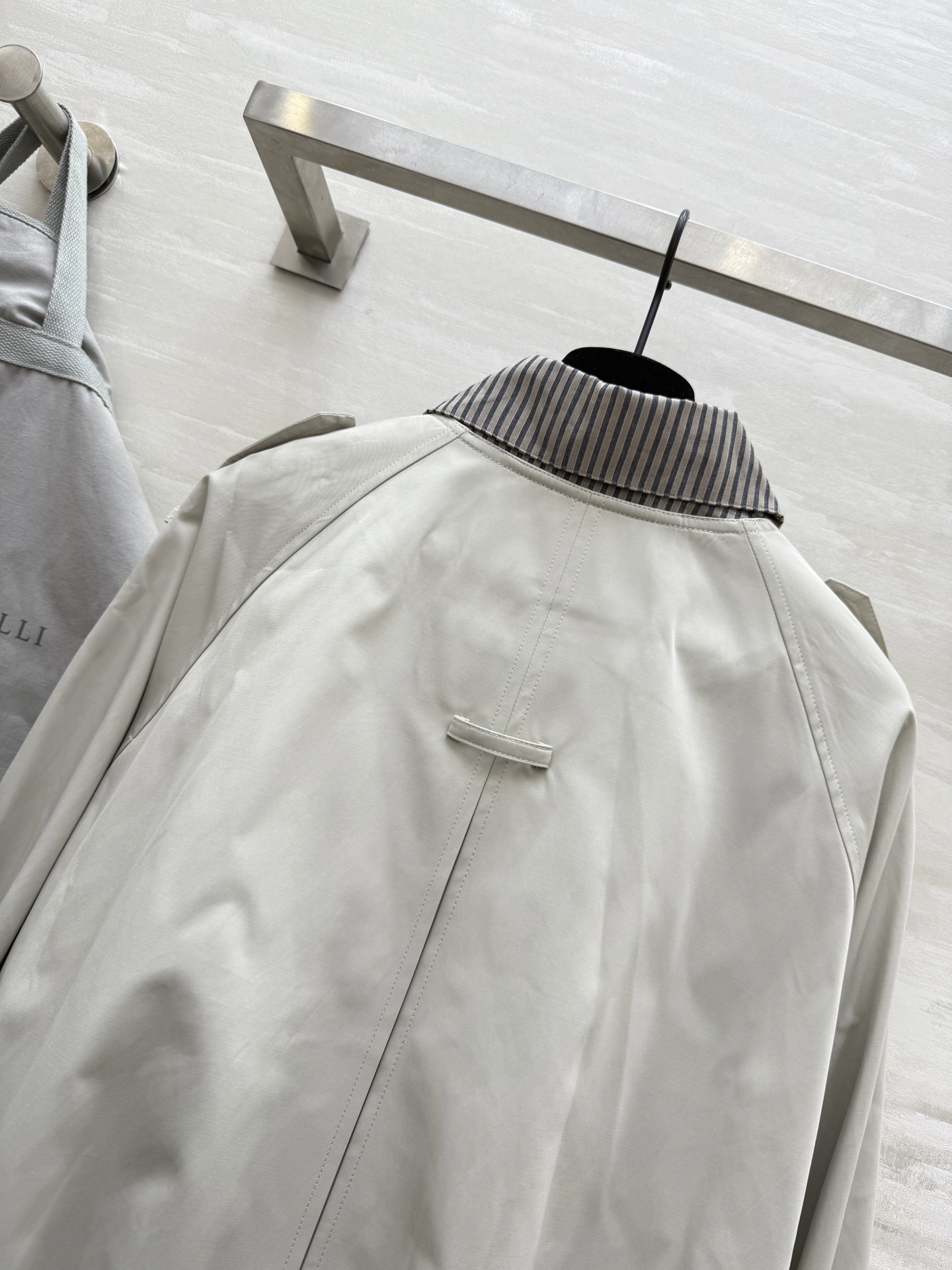 BRUNELLO CUCINELLI 440 ポリエステル バルーンシルエット ロング丈 ストライプ襟 | グレー - 画像 7