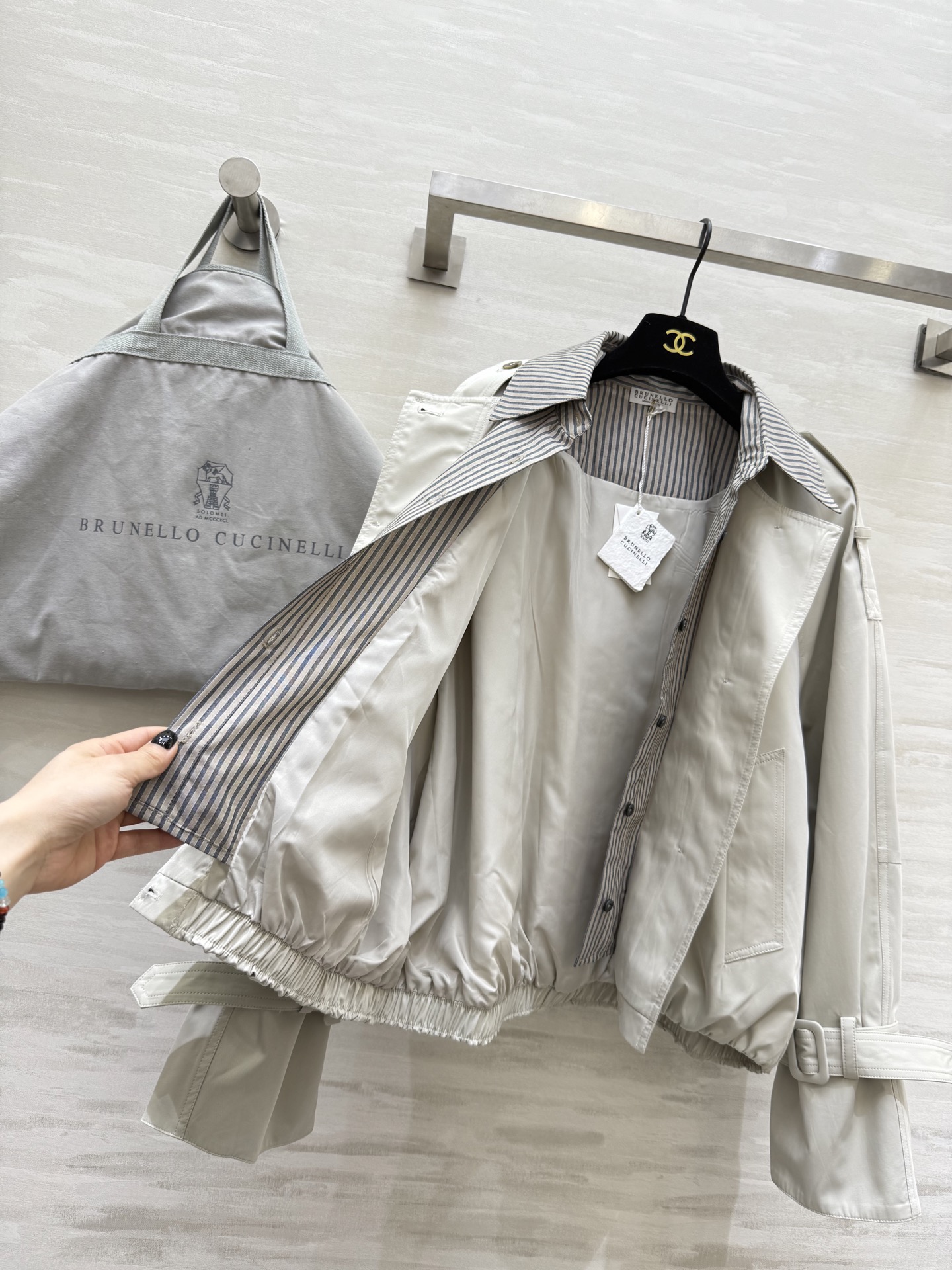 BRUNELLO CUCINELLI 440 ポリエステル バルーンシルエット ロング丈 ストライプ襟 | グレー - 画像 8