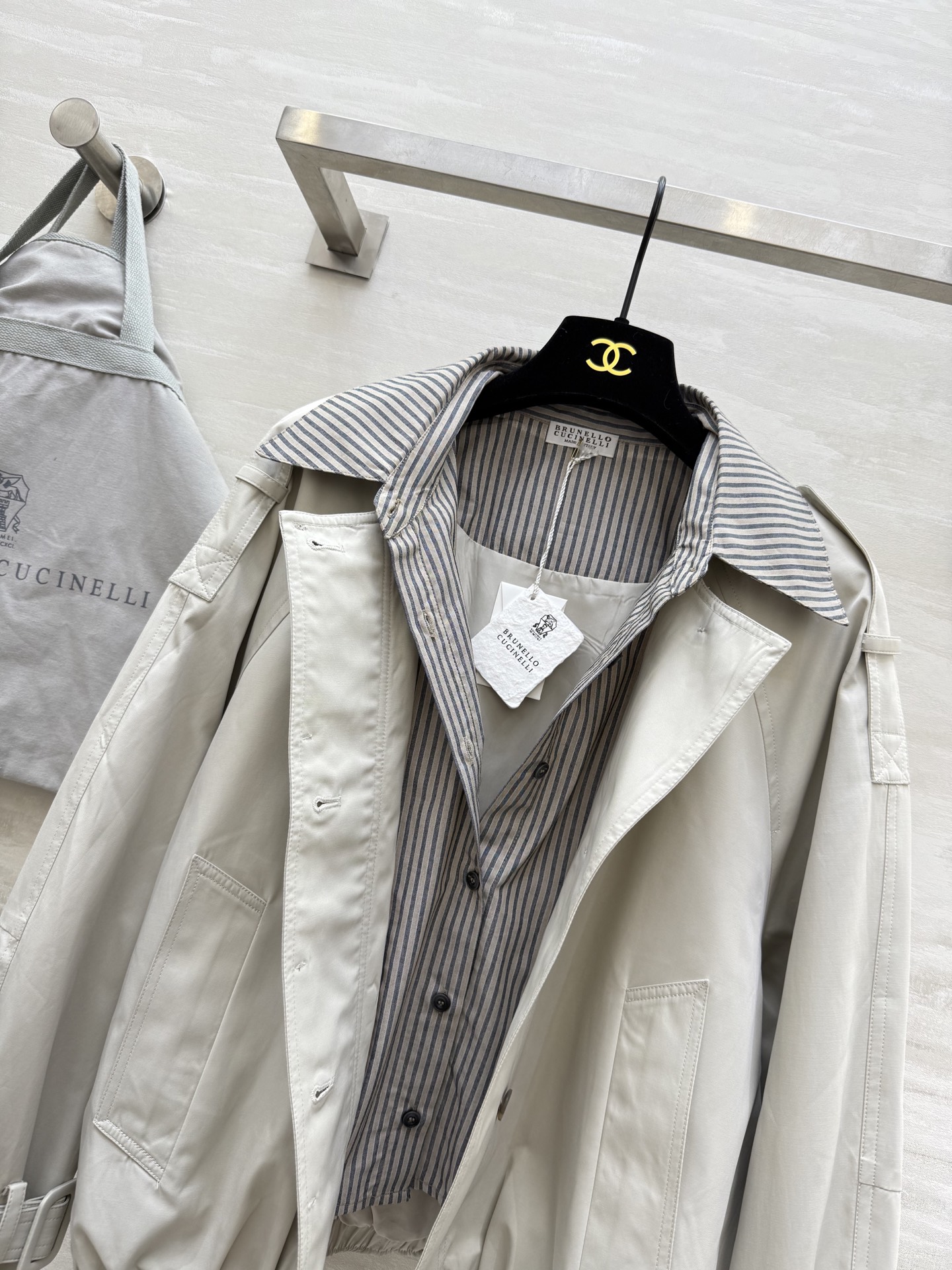 BRUNELLO CUCINELLI 440 ポリエステル バルーンシルエット ロング丈 ストライプ襟 | グレー - 画像 9