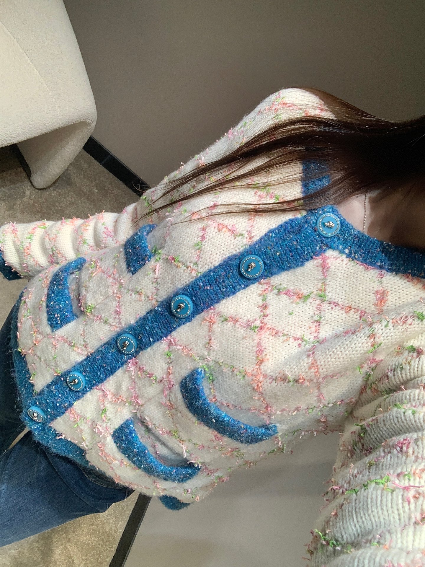 450 Chael 25B 高級手工坊シリーズ ロゴ入り メンズ ファッション ブルーファスナー 青色 刺繍 ハンドメイド カーディガン 2024SS - 画像 5