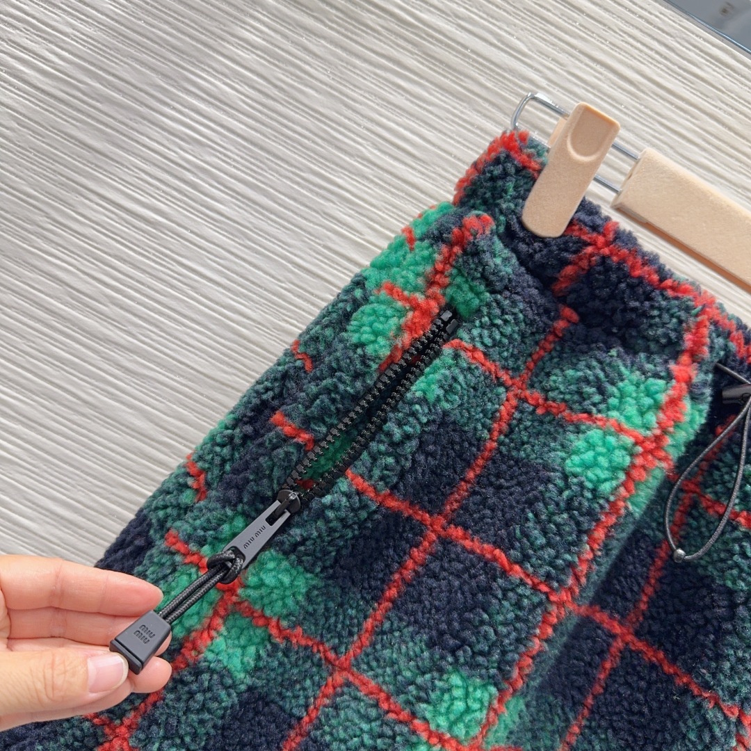 Miu Miu 2025FW セットアップ フェイクファー チェック柄 ブラック/グリーン/レッド ポリエステル 100% - 画像 6