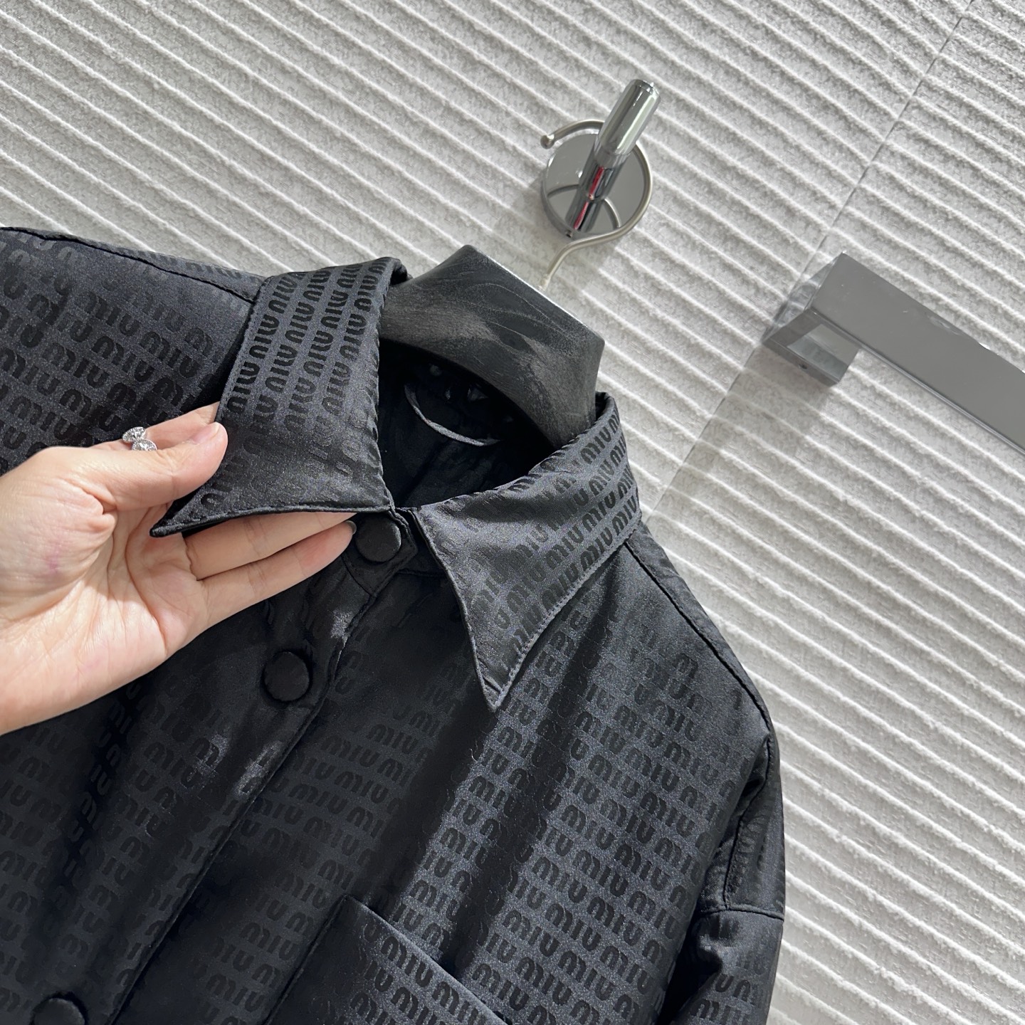 MIU MIU ロゴパネル オーバーサイズ ブラック - 画像 6