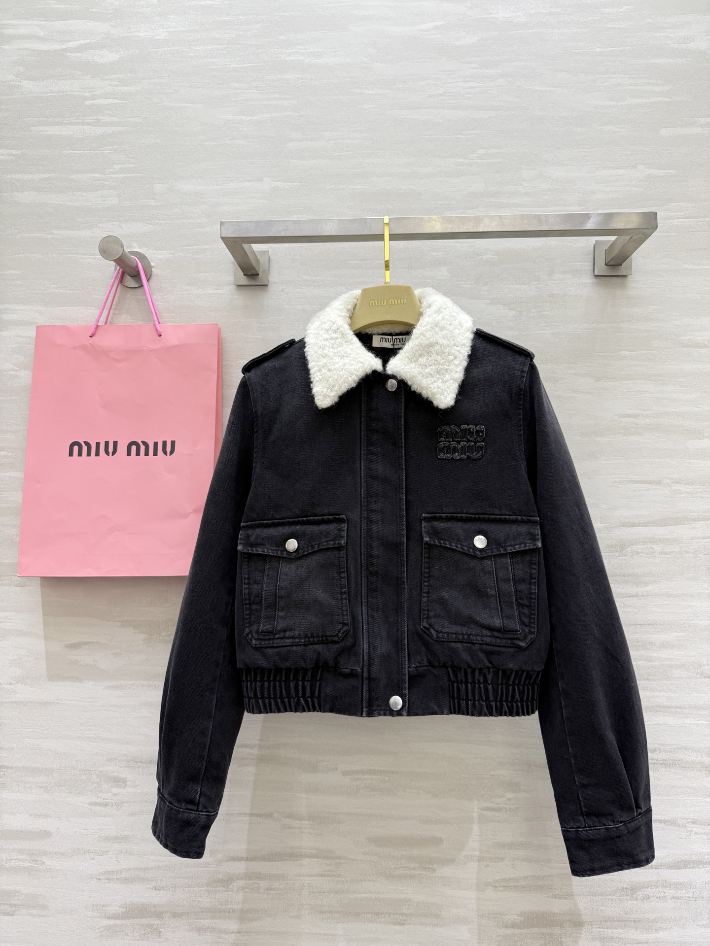 MIUMIU 460 オーバーコート デニム ロゴ刺繍 ふわふわラムレザー襟 黒 - 画像 1