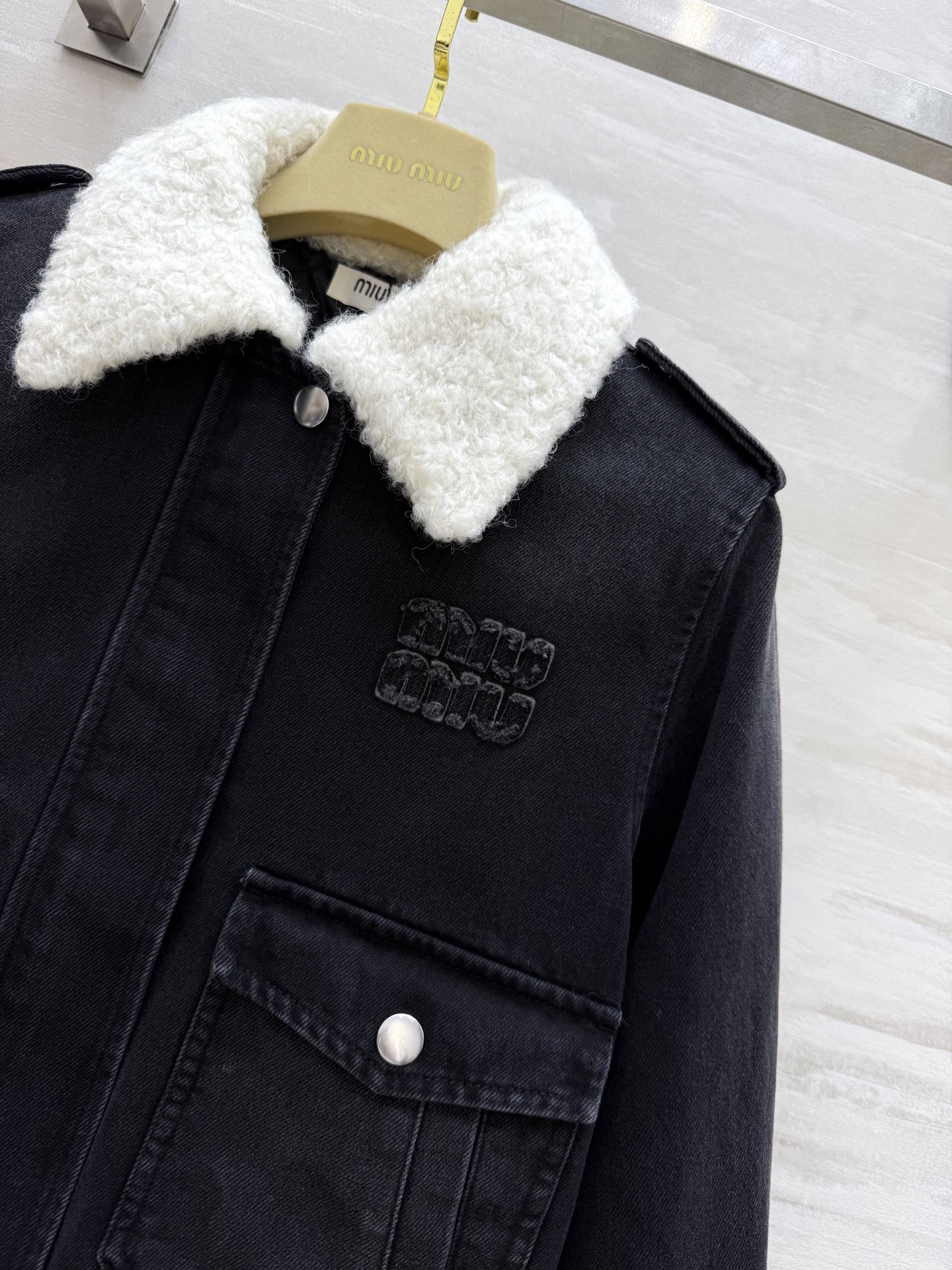 MIUMIU 460 オーバーコート デニム ロゴ刺繍 ふわふわラムレザー襟 黒 - 画像 3