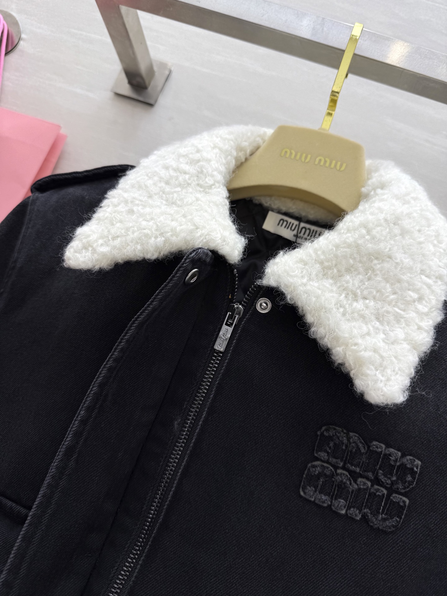 MIUMIU 460 オーバーコート デニム ロゴ刺繍 ふわふわラムレザー襟 黒 - 画像 5