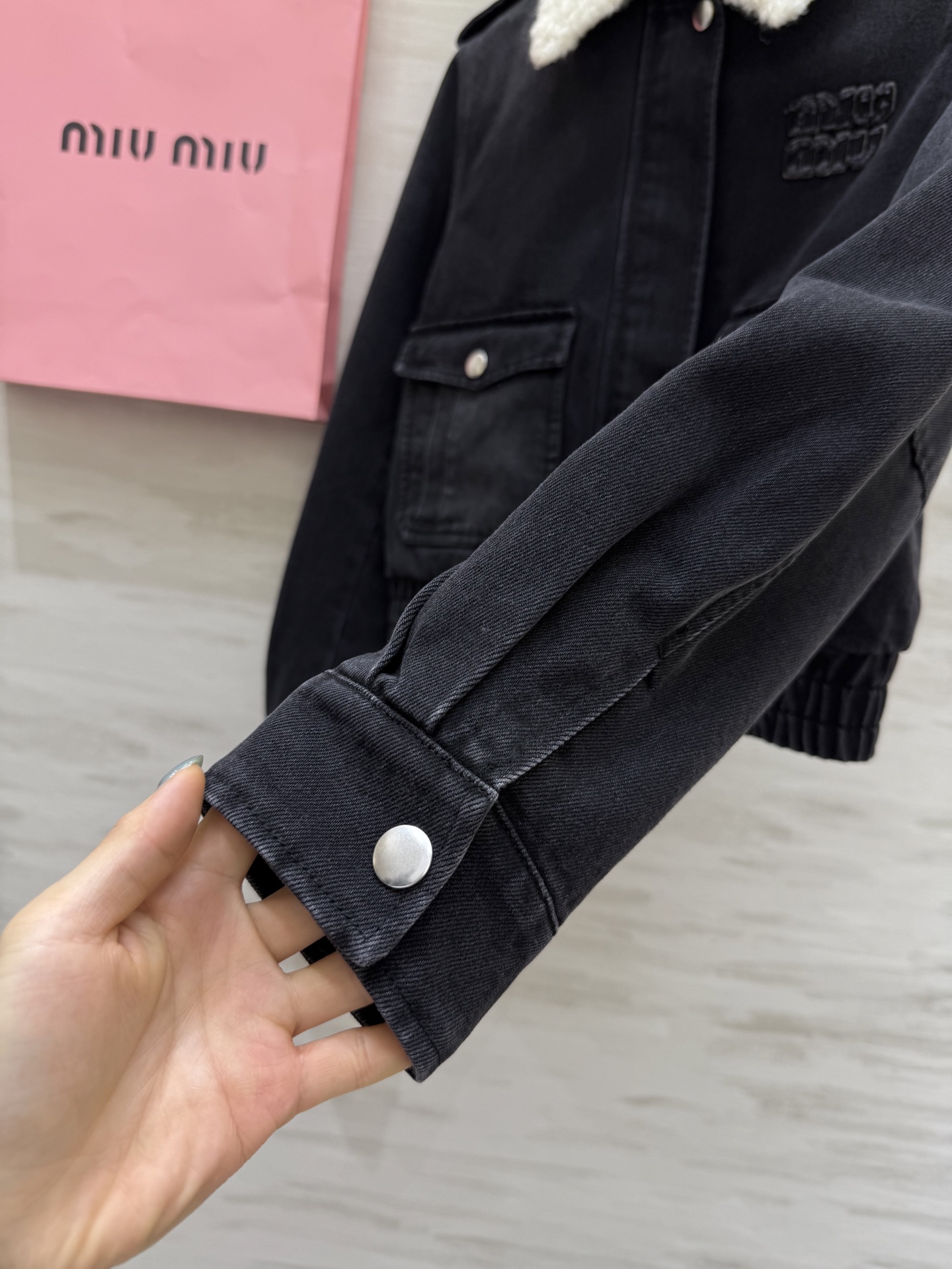 MIUMIU 460 オーバーコート デニム ロゴ刺繍 ふわふわラムレザー襟 黒 - 画像 6