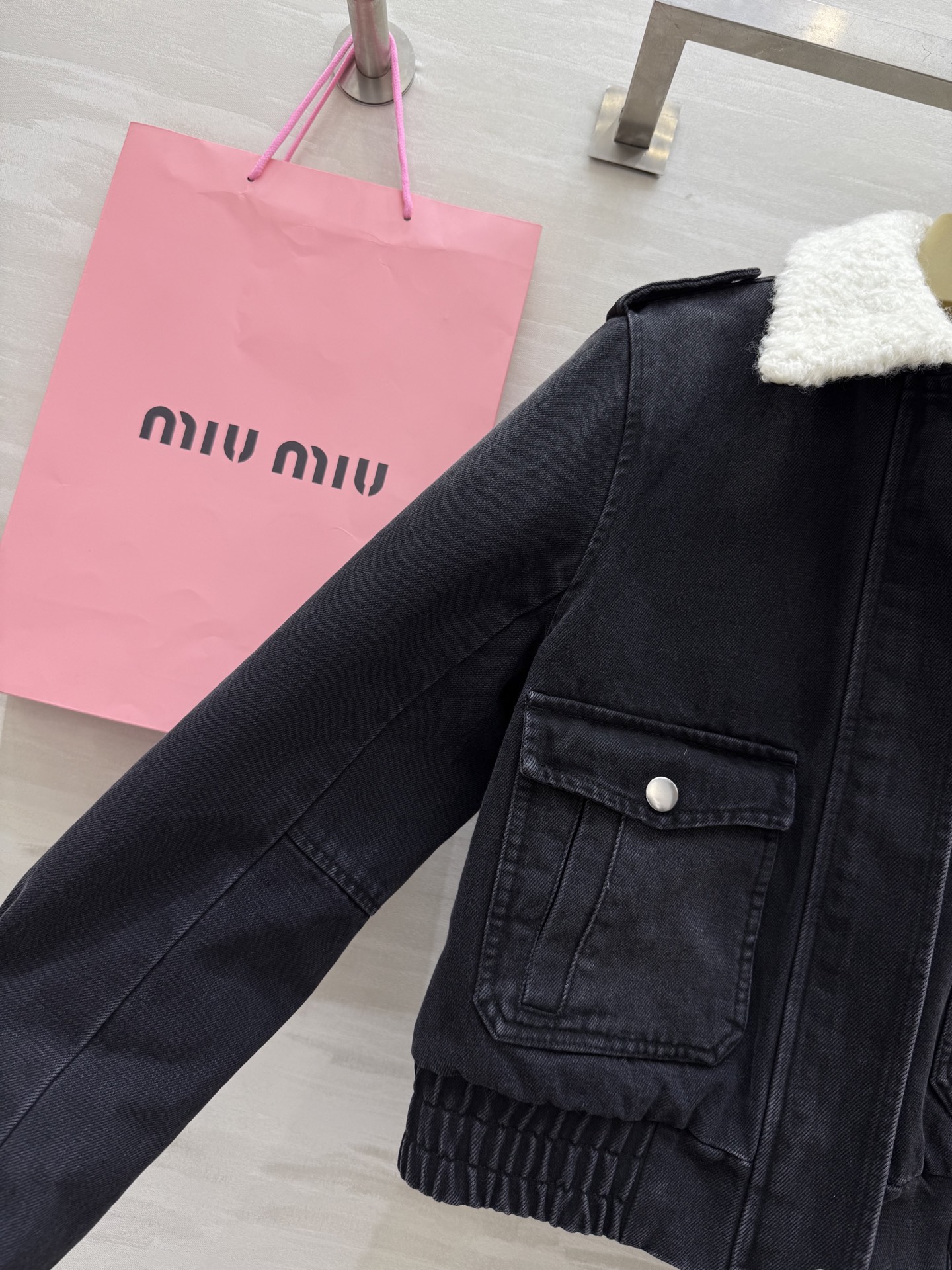 MIUMIU 460 オーバーコート デニム ロゴ刺繍 ふわふわラムレザー襟 黒 - 画像 7