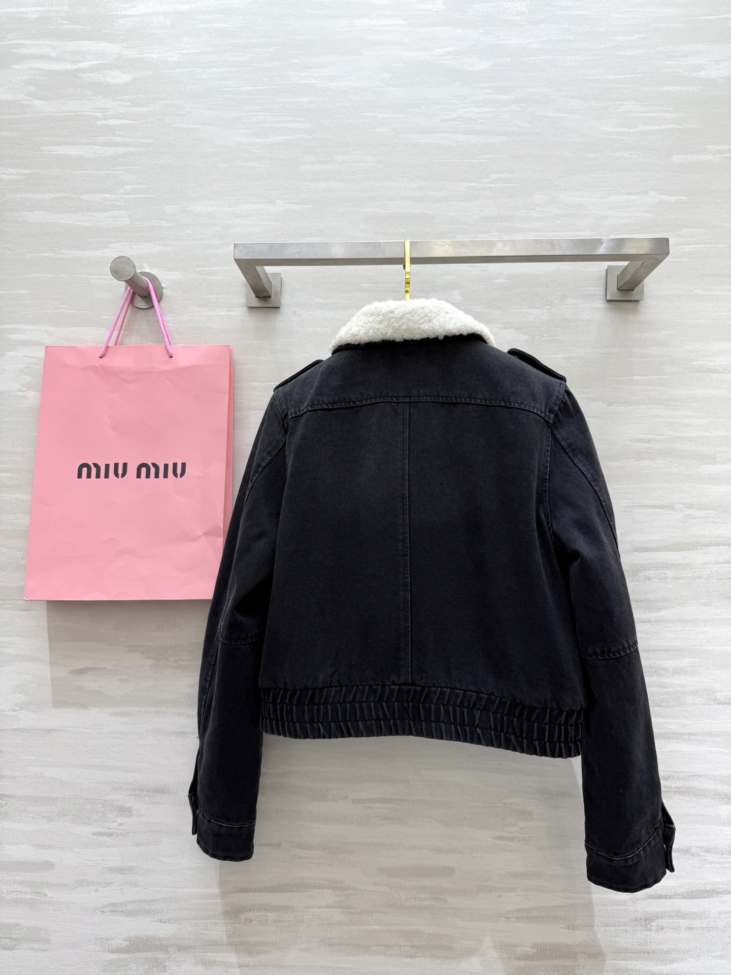 MIUMIU 460 オーバーコート デニム ロゴ刺繍 ふわふわラムレザー襟 黒 - 画像 9