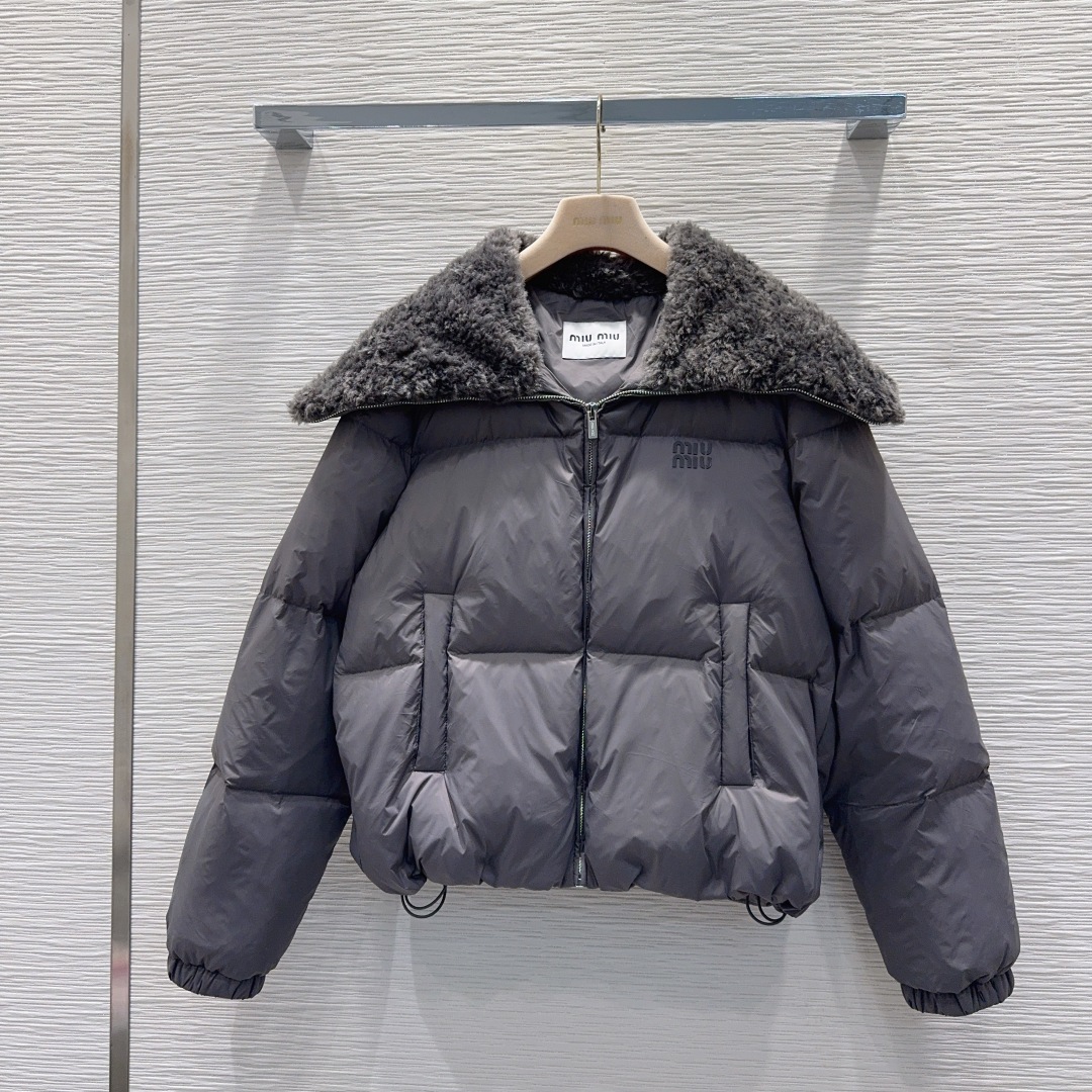 Miu Miu 510 2025FW 90白鸭绒 ロゴ入り グレー - 画像 1